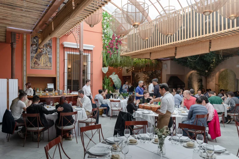 Dîner d’entreprise dans un patio sévillan