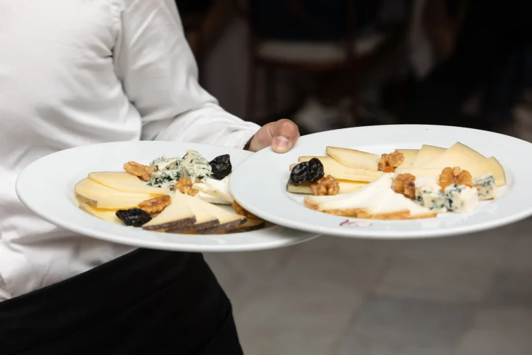 Service d’assiettes gastronomiques lors du dîner