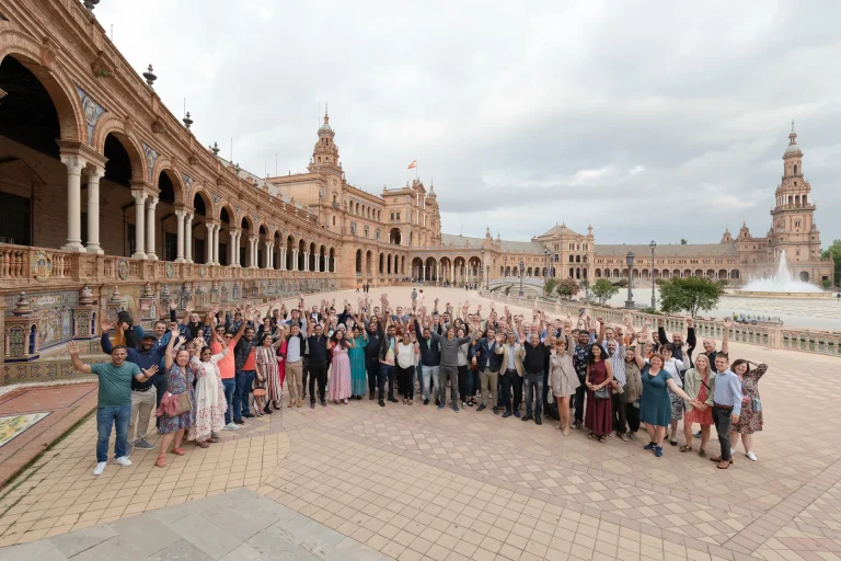 Photo de groupe des participants place d’Espagne à Séville