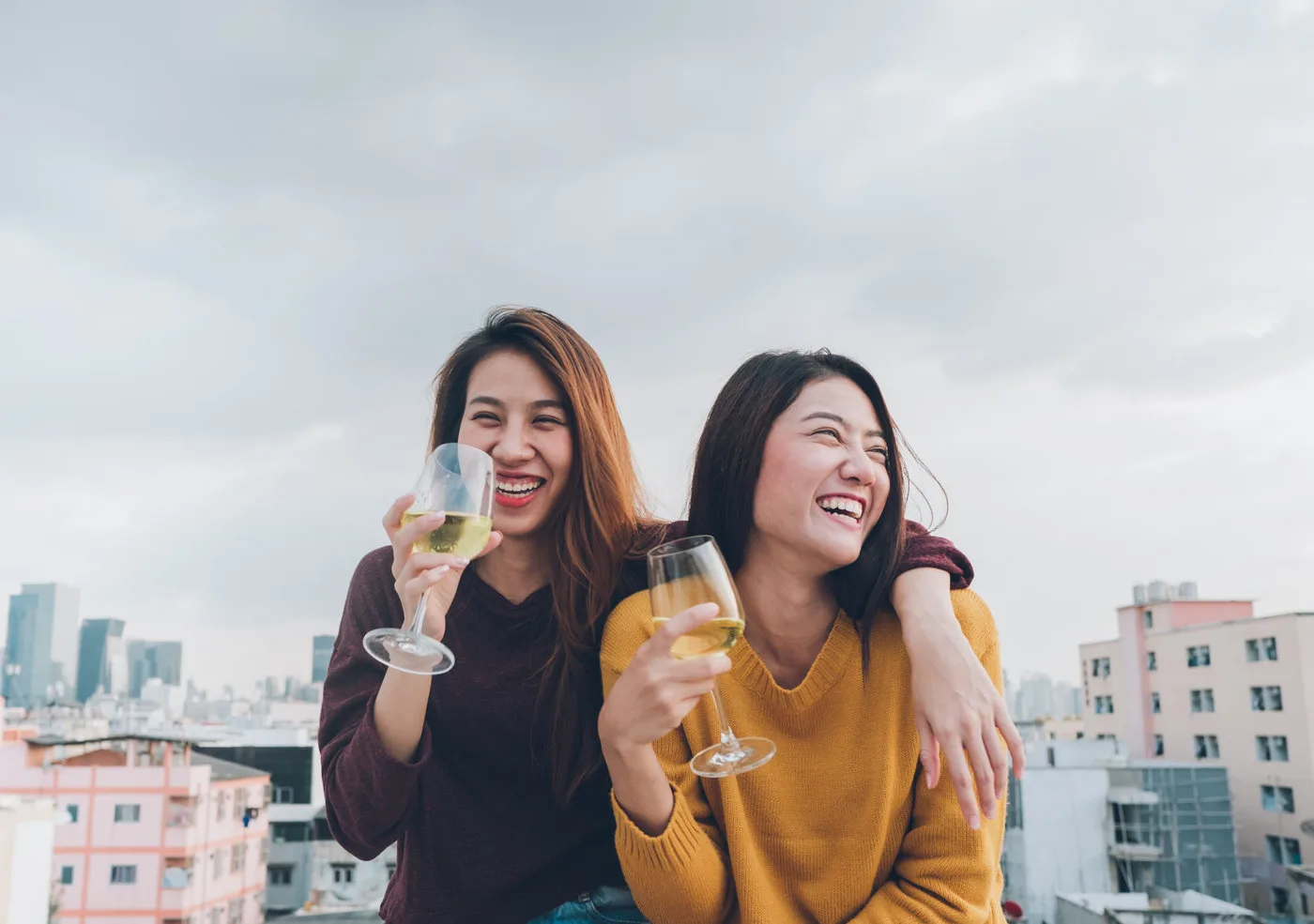 Deux filles qui boivent du vin
