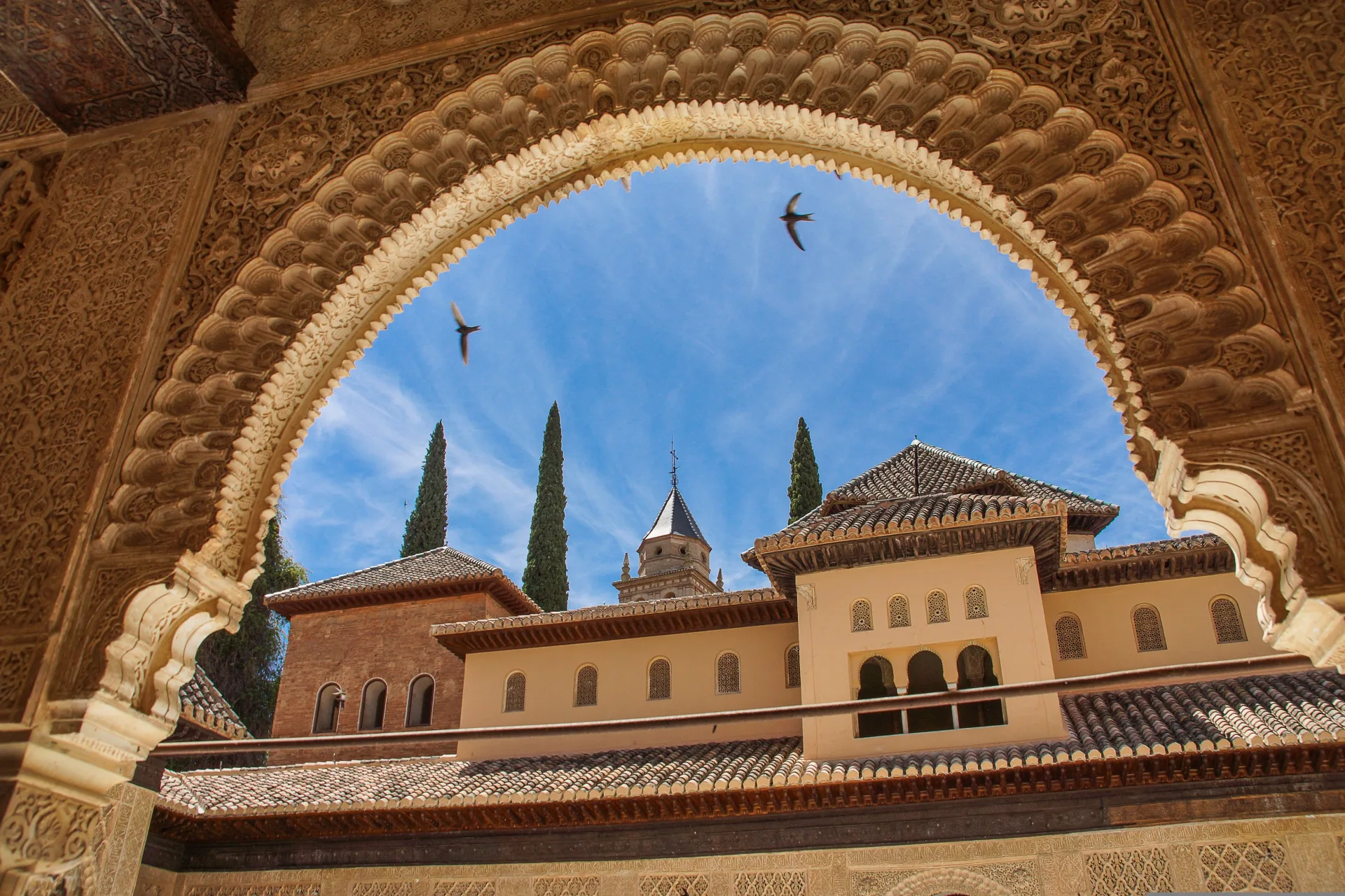 Palais andalou encadré par une arche mauresque finement sculptée