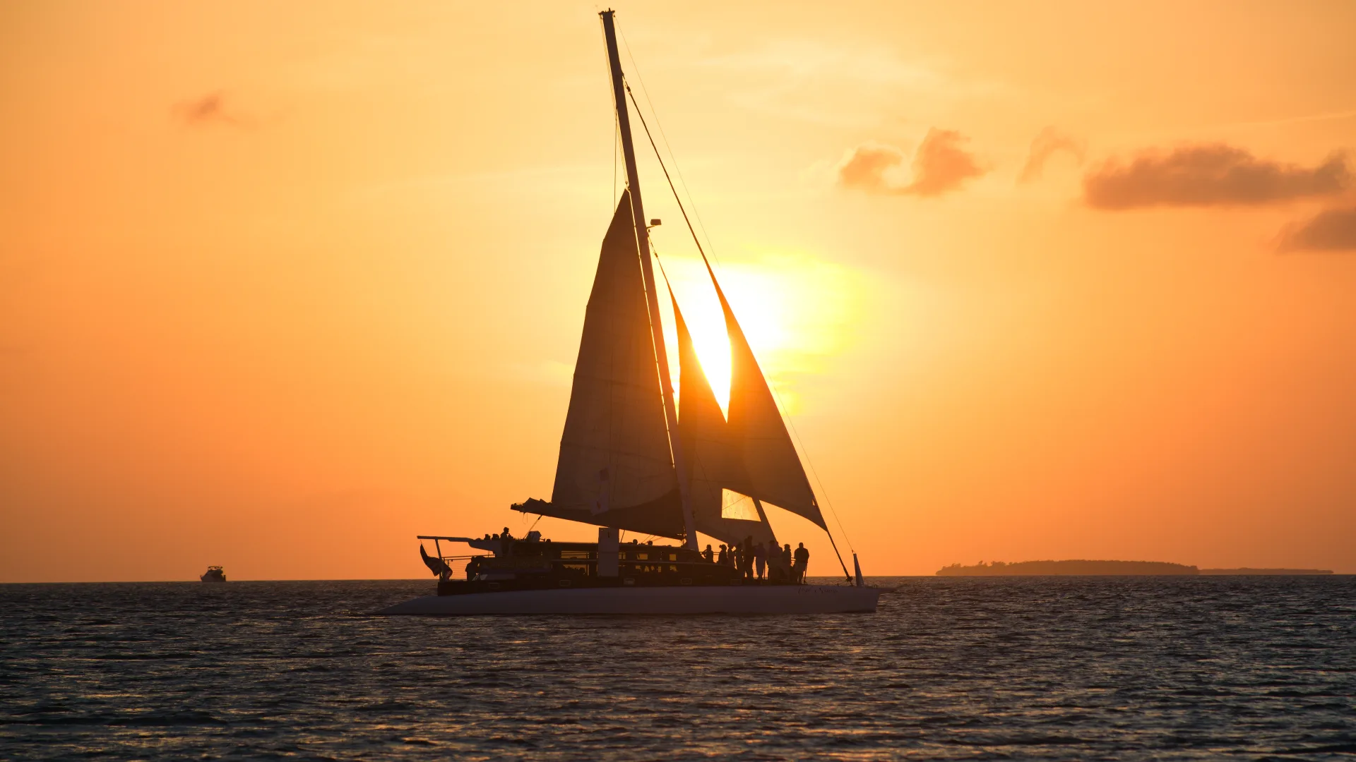 Voilier naviguant au coucher du soleil au large des côtes espagnoles