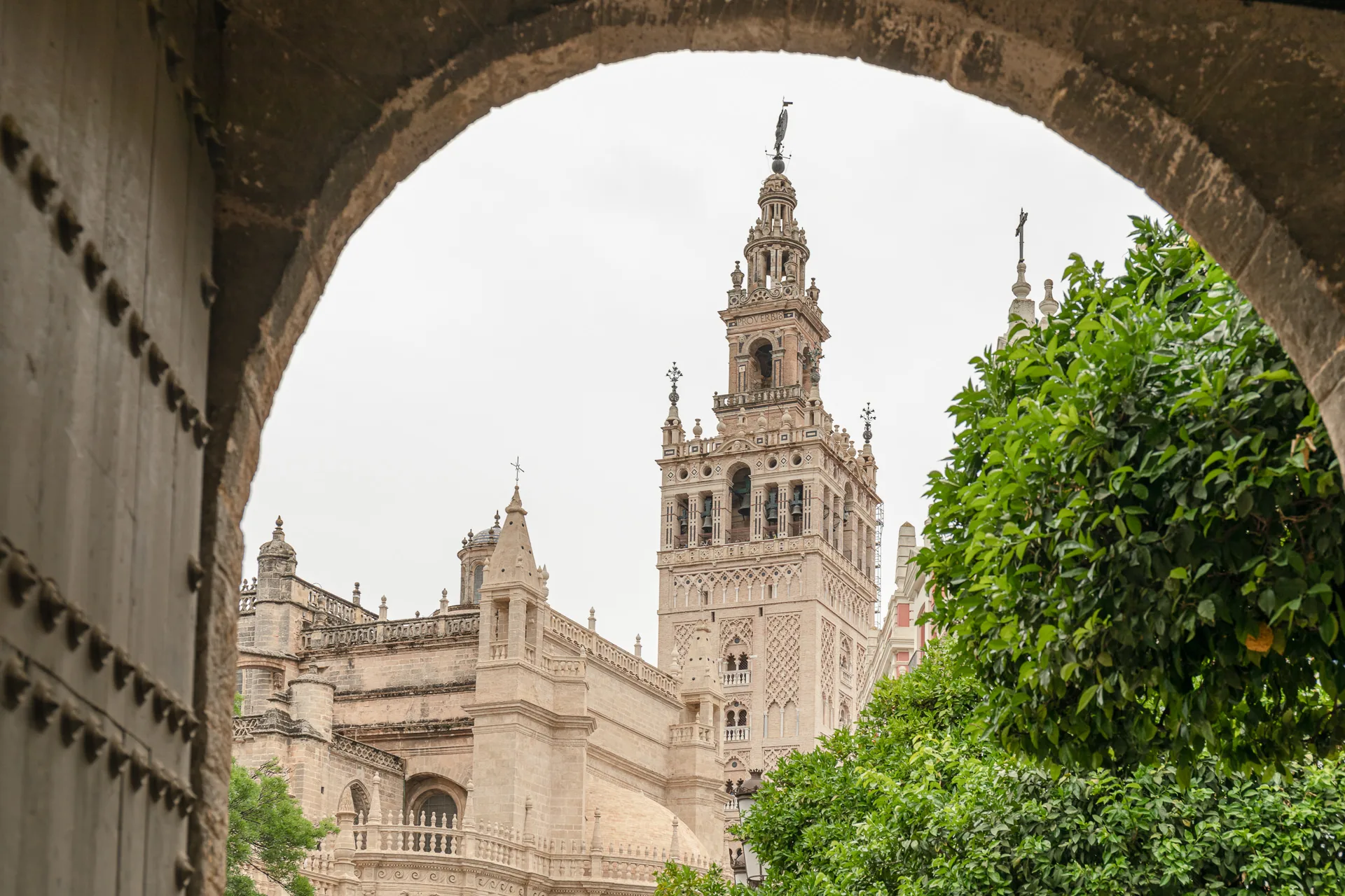La Giralda de Séville vue depuis une arche de pierre