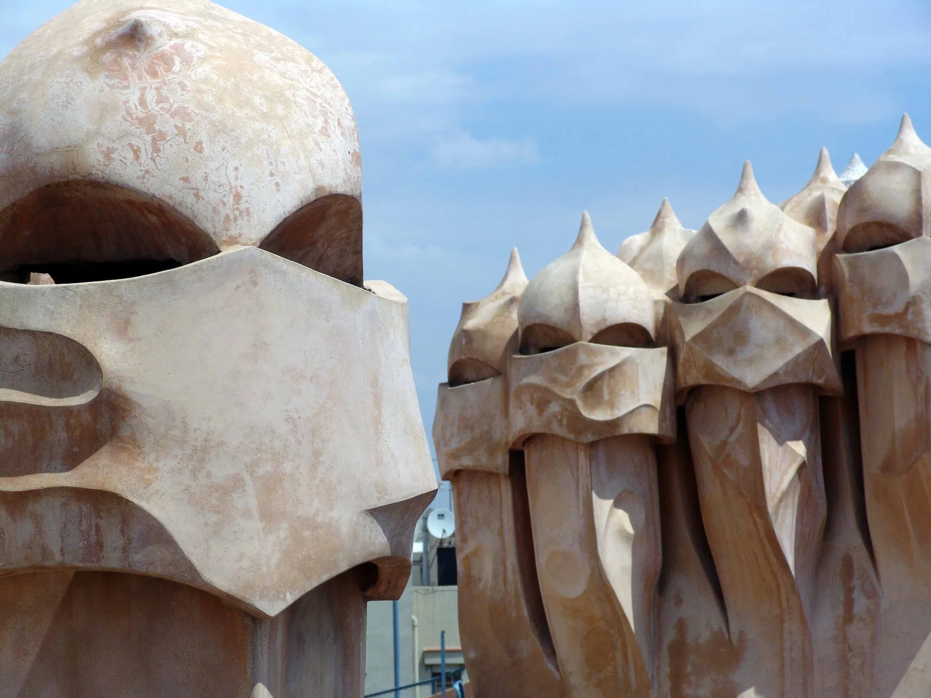Cheminées sculptées du toit de la Casa Milà, œuvre de Gaudí à Barcelone