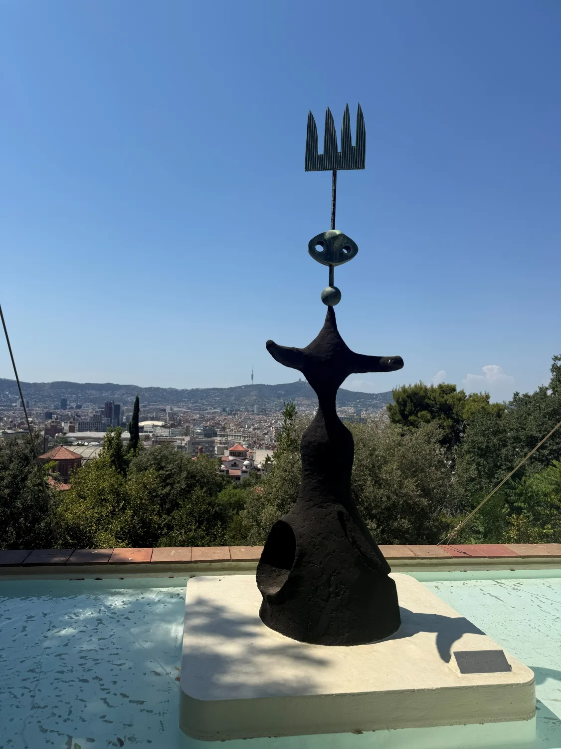 Sculpture de Joan Miró se reflétant dans un bassin, à Barcelone