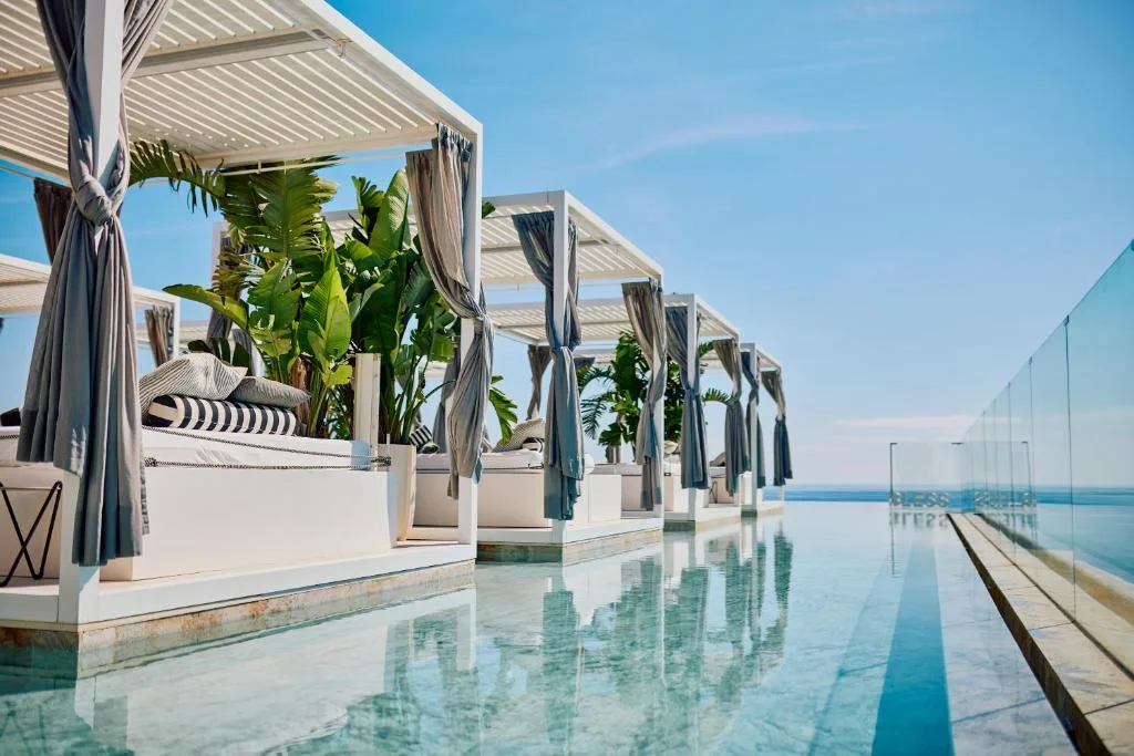 Cabanas et piscine à débordement d’un beach club d’Ibiza
