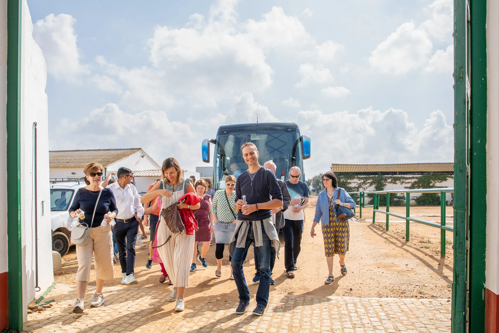 Participants descendant de l’autocar à leur arrivée sur le lieu de l’événement