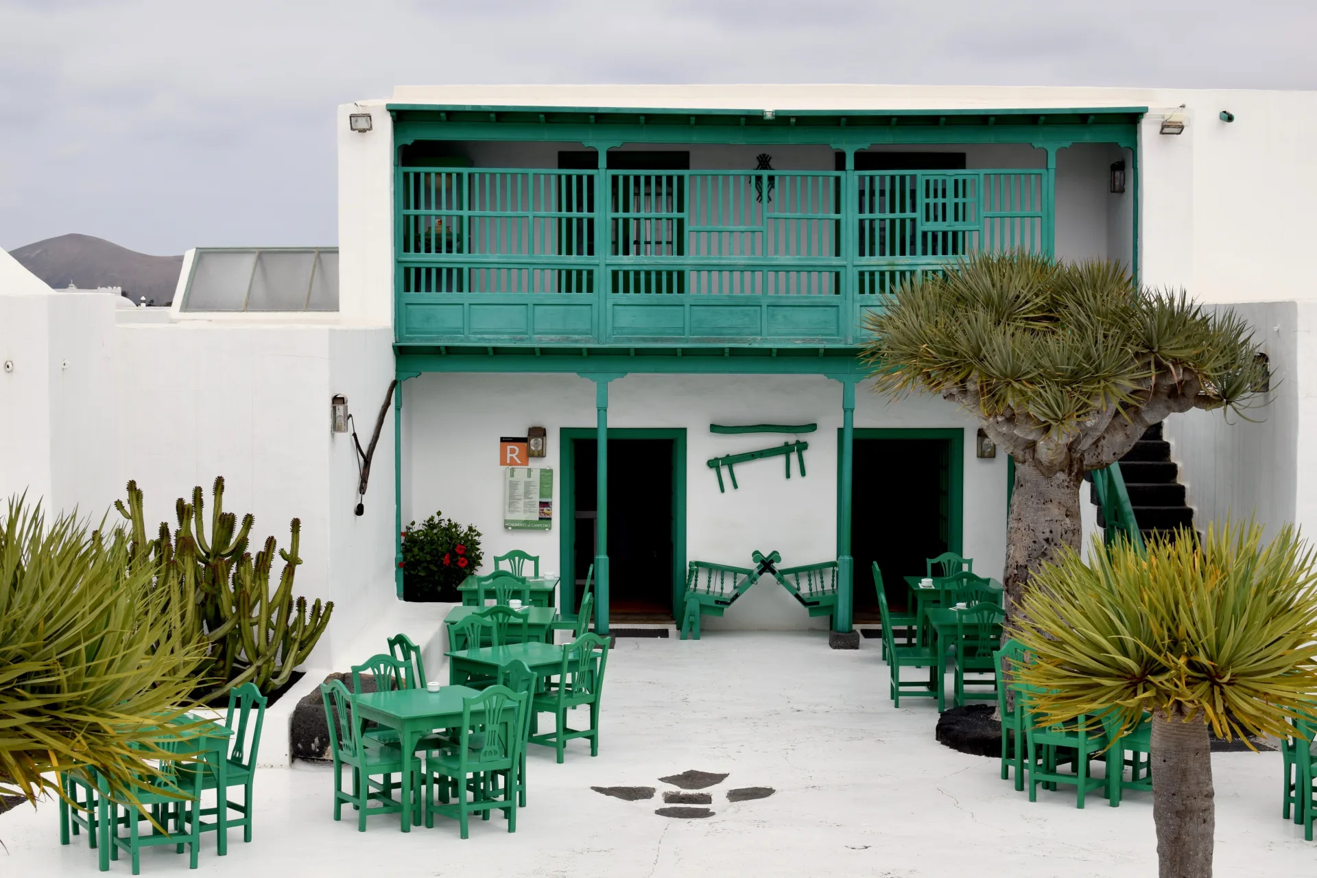 Maison traditionnelle blanche aux volets verts de Lanzarote, terrasse et cactus