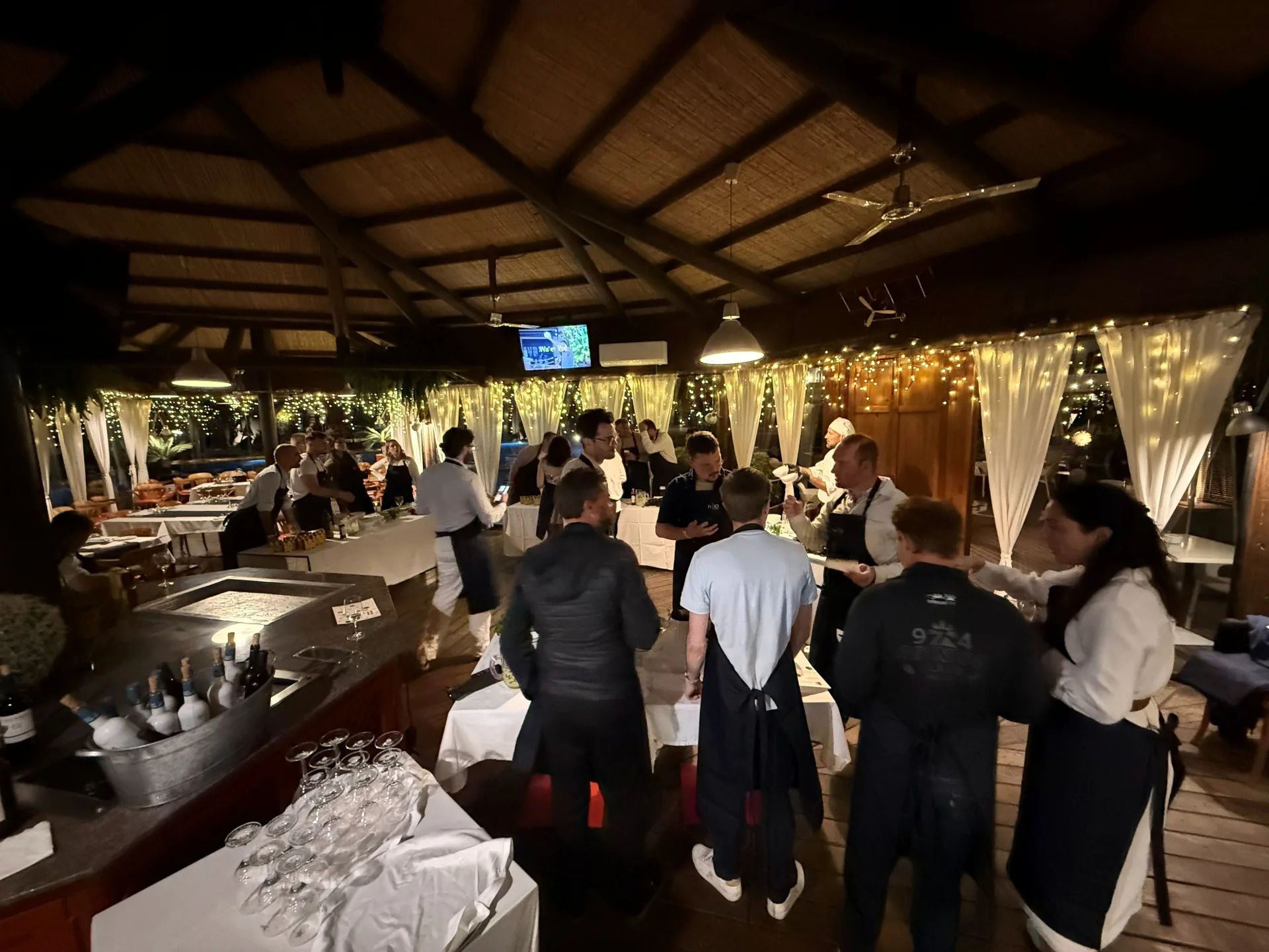 Buffet dressé sous une charpente en bois pour un événement d’entreprise