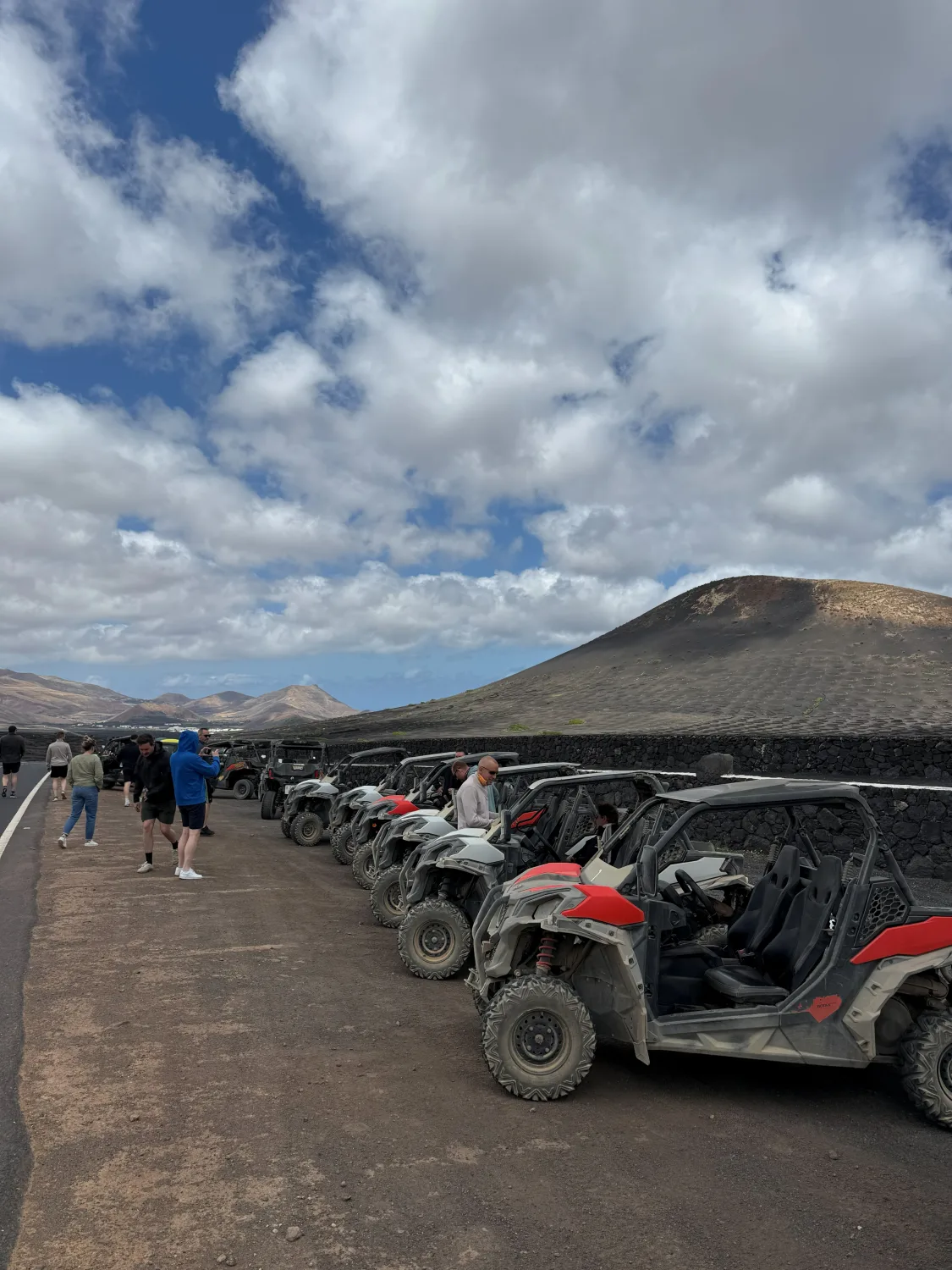 Buggys tout-terrain alignés avant le départ d’une excursion à Lanzarote