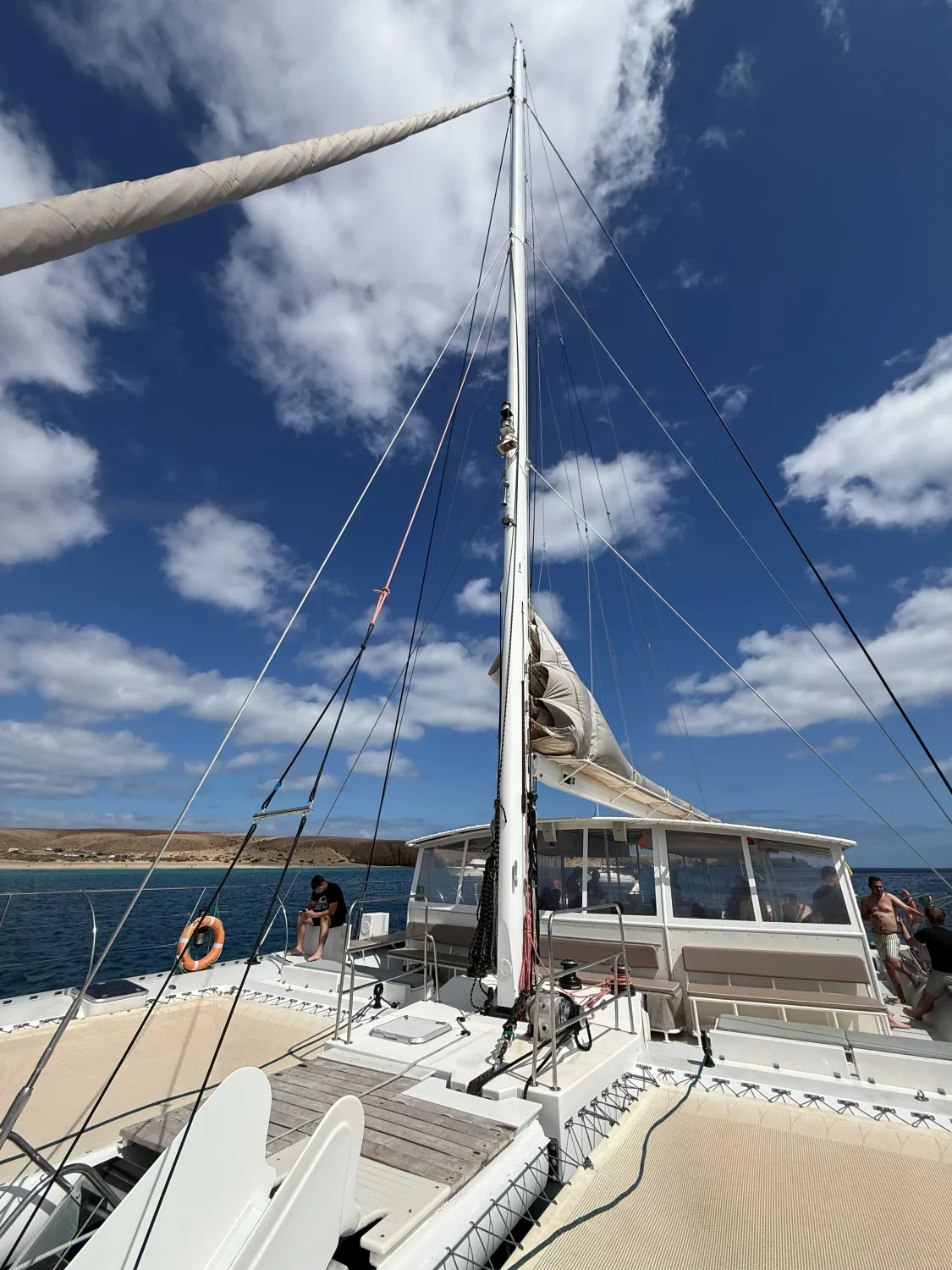 Catamaran amarré sous un ciel de nuages, à Lanzarote