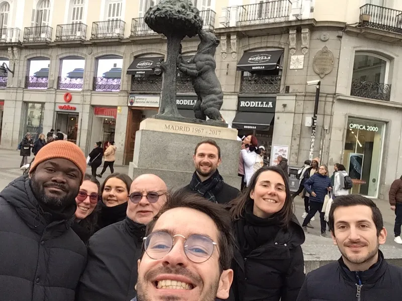 Selfie d’équipe devant la statue de l’ours et de l’arbousier, Puerta del Sol à Madrid