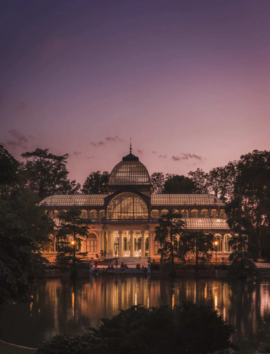 Le Palacio de Cristal du parc du Retiro illuminé au crépuscule, à Madrid