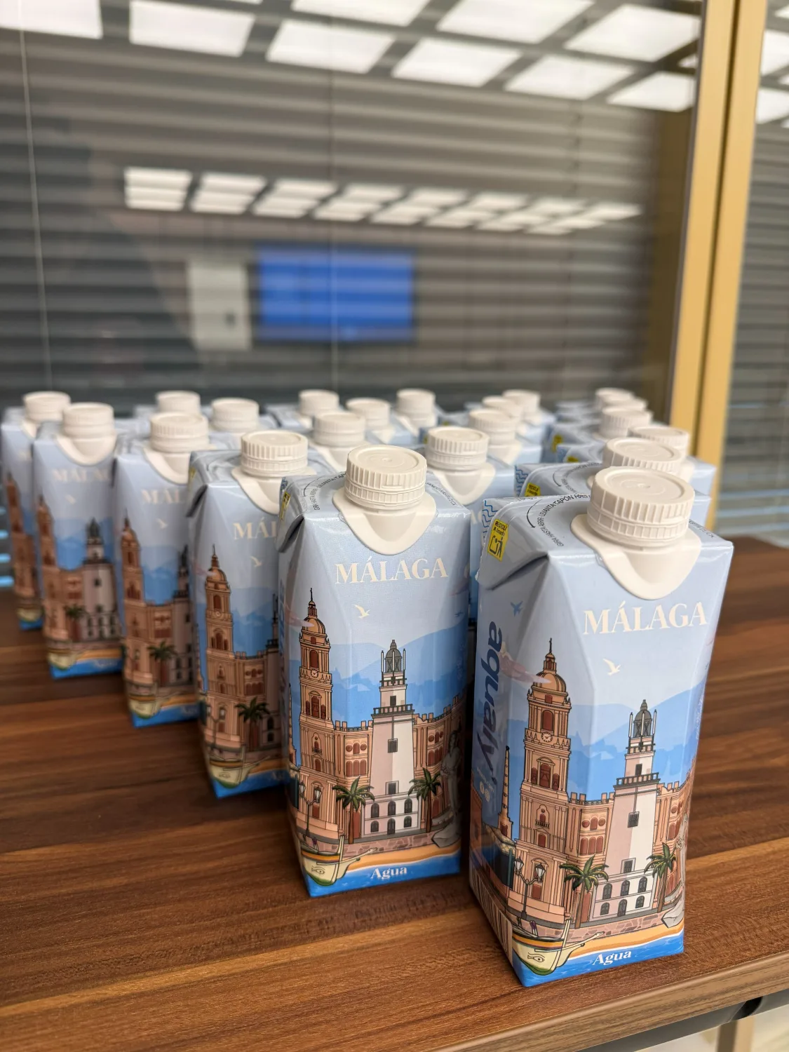 Briques de jus personnalisées aux couleurs de Malaga, préparées pour un événement