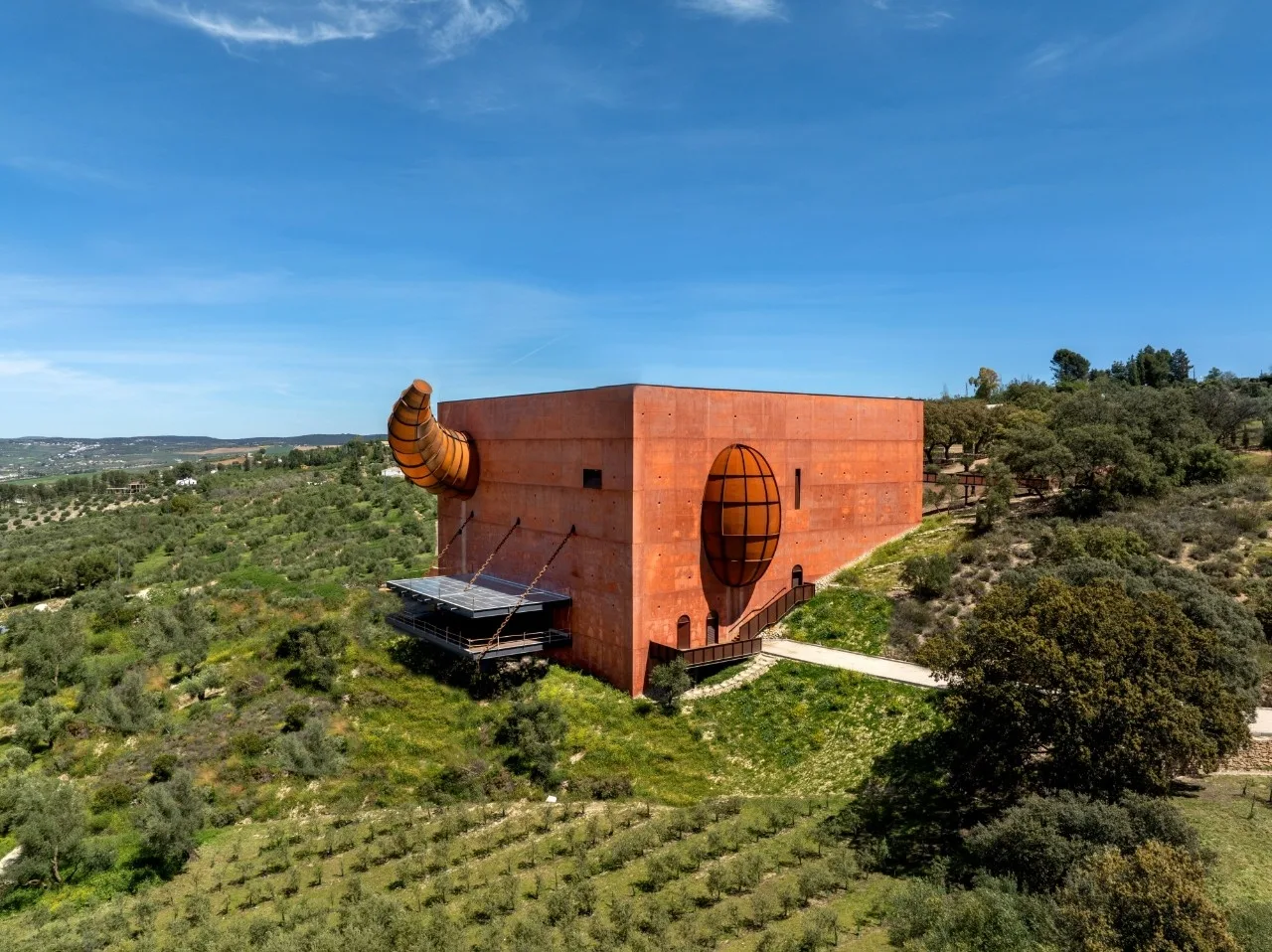 Bodega contemporaine en terre cuite au milieu des oliviers andalous
