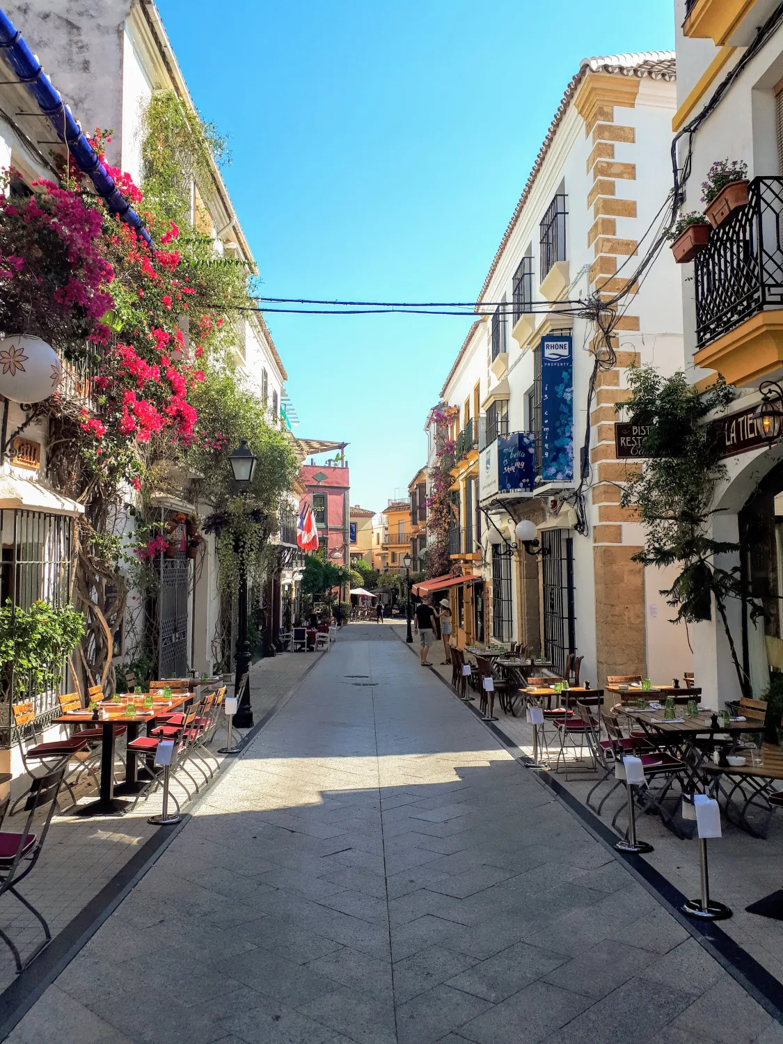 Ruelle fleurie de bougainvilliers dans le vieux Marbella