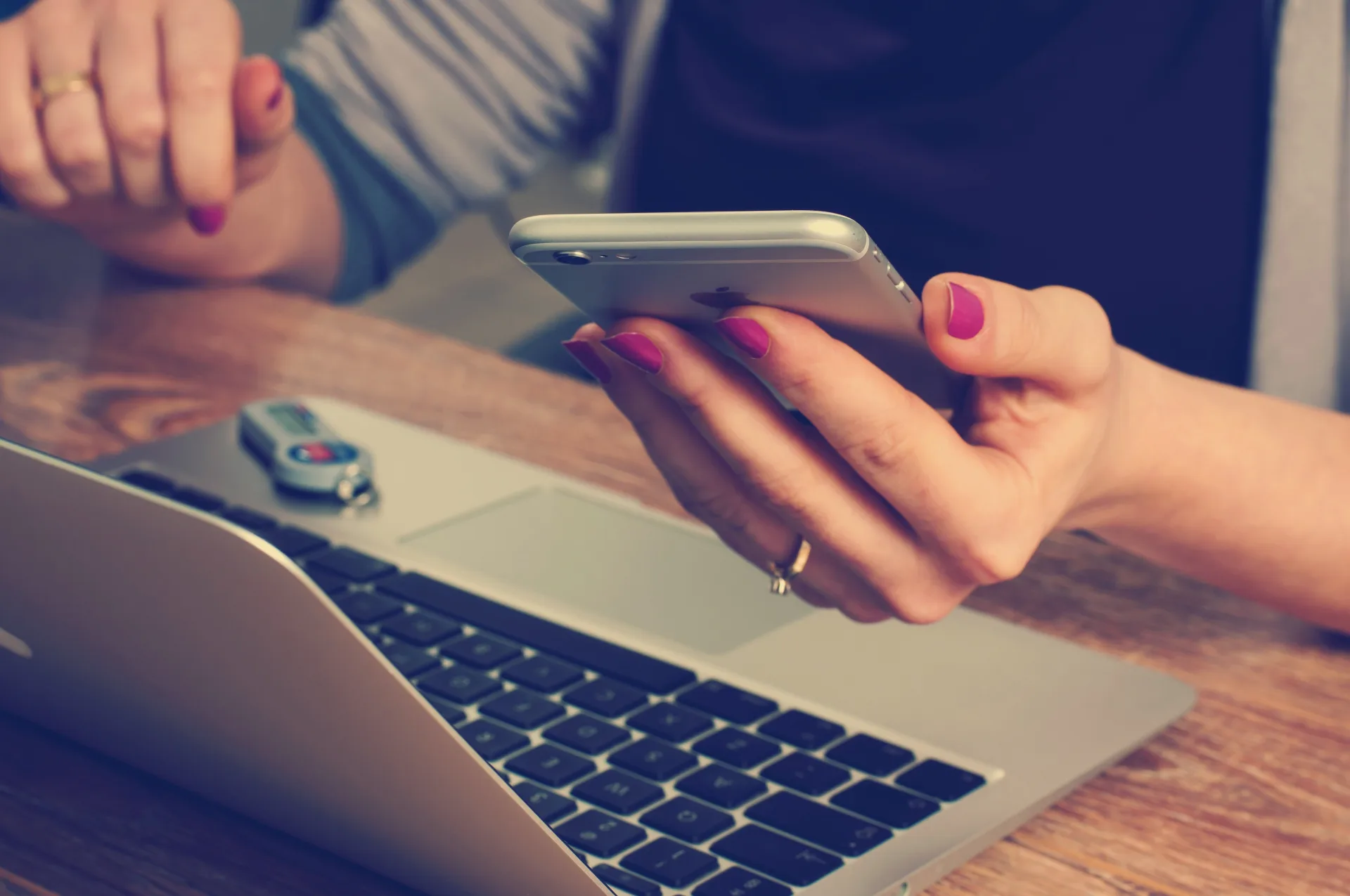 Préparation d’un événement sur un ordinateur portable et un téléphone