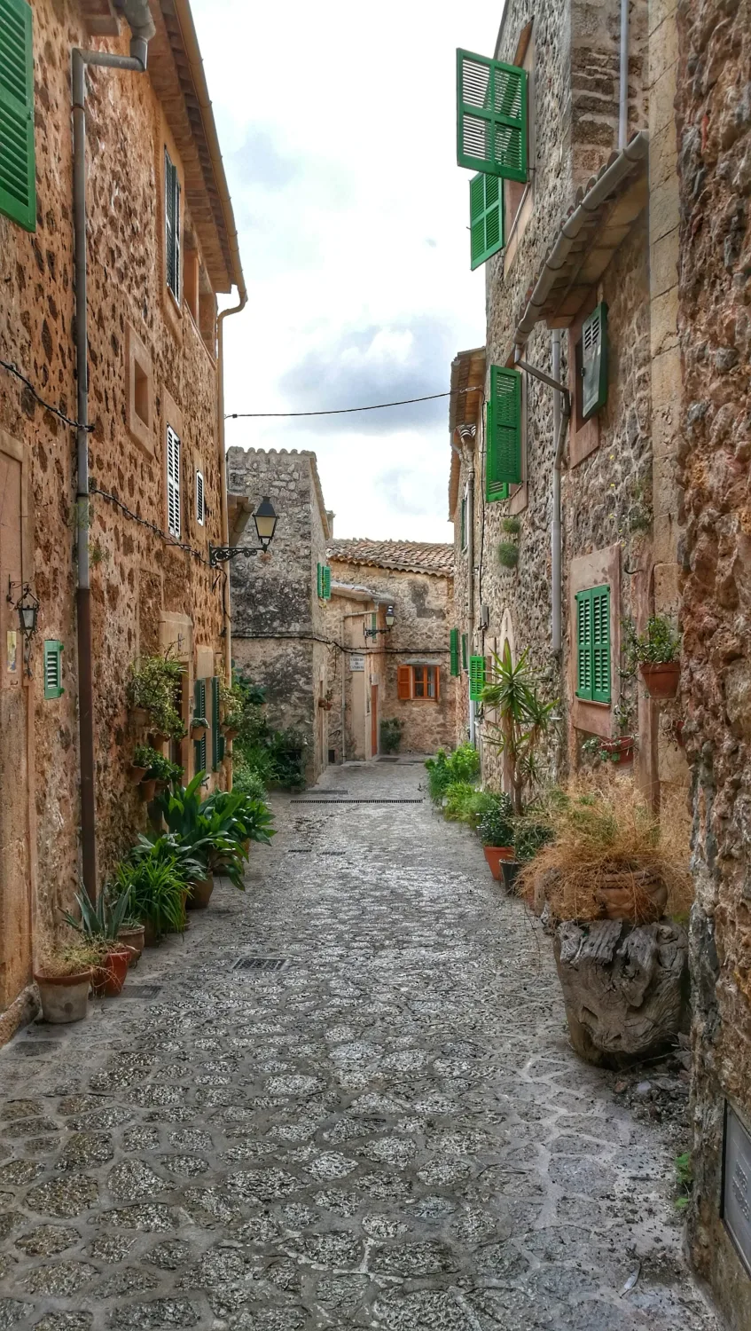 Ruelle pavée d’un village de pierre de Majorque
