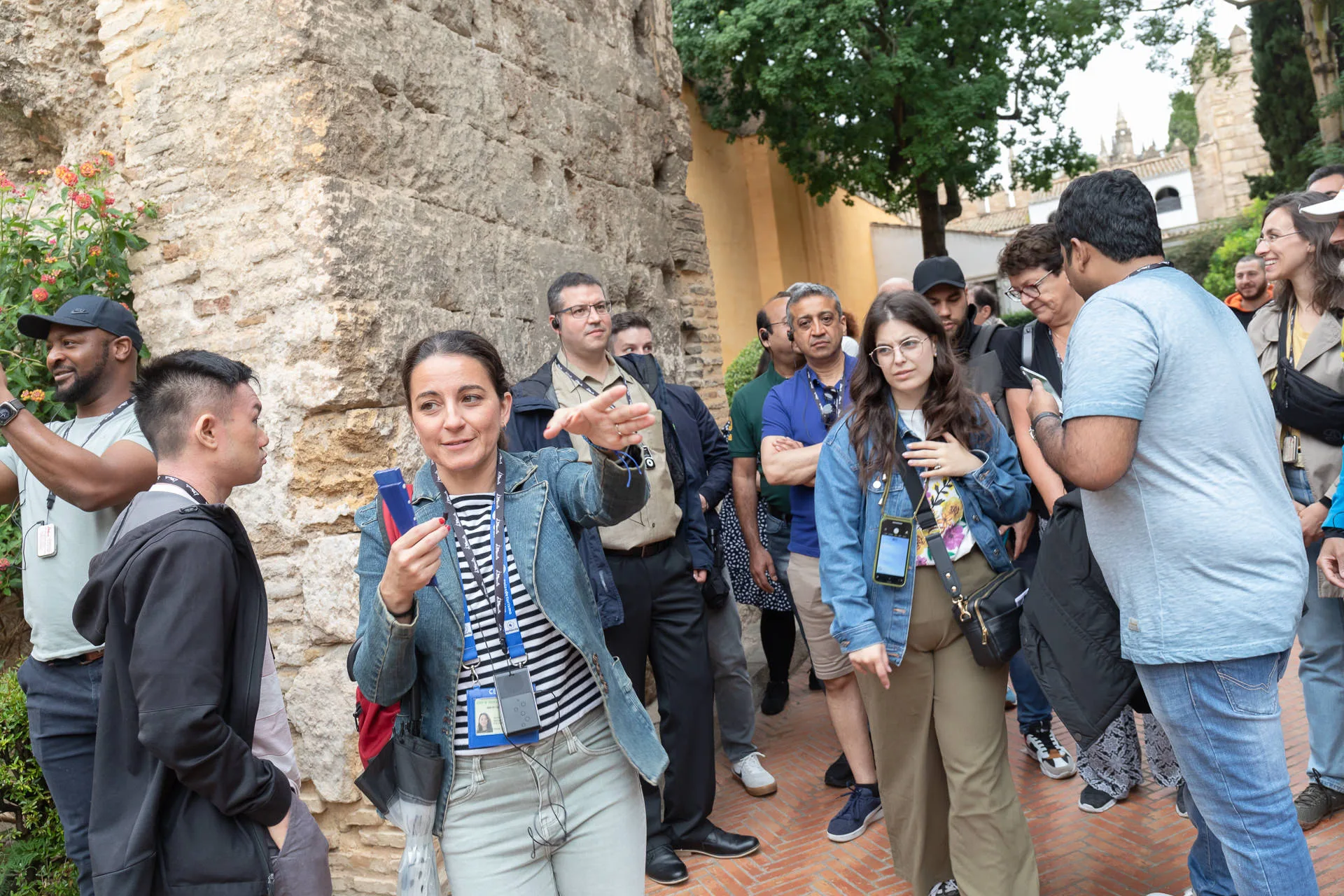 Guide francophone accompagnant un groupe le long d’un rempart ancien