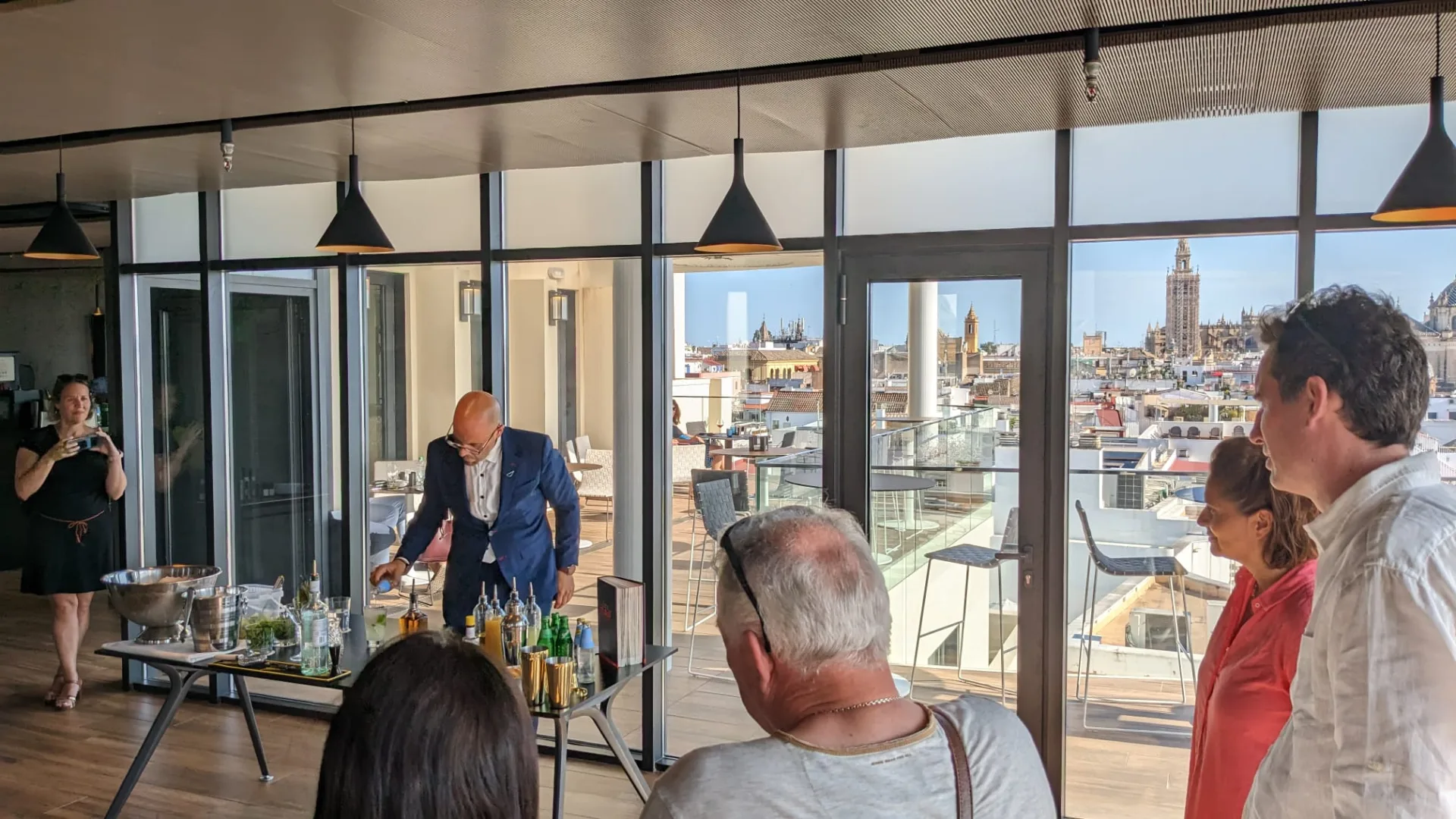 Cocktail sur un rooftop vitré dominant les toits de Séville