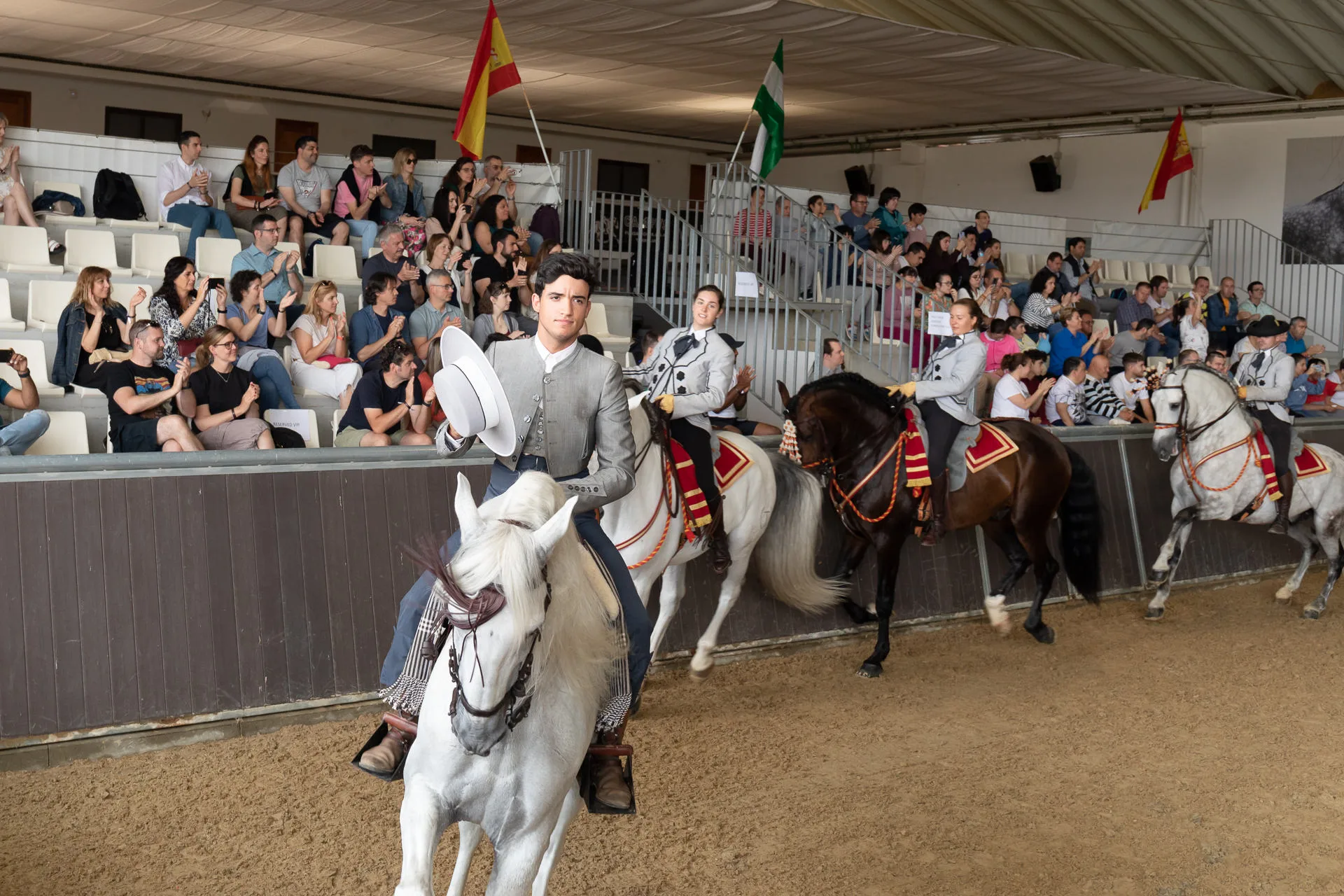 Spectacle équestre andalou devant des tribunes de spectateurs