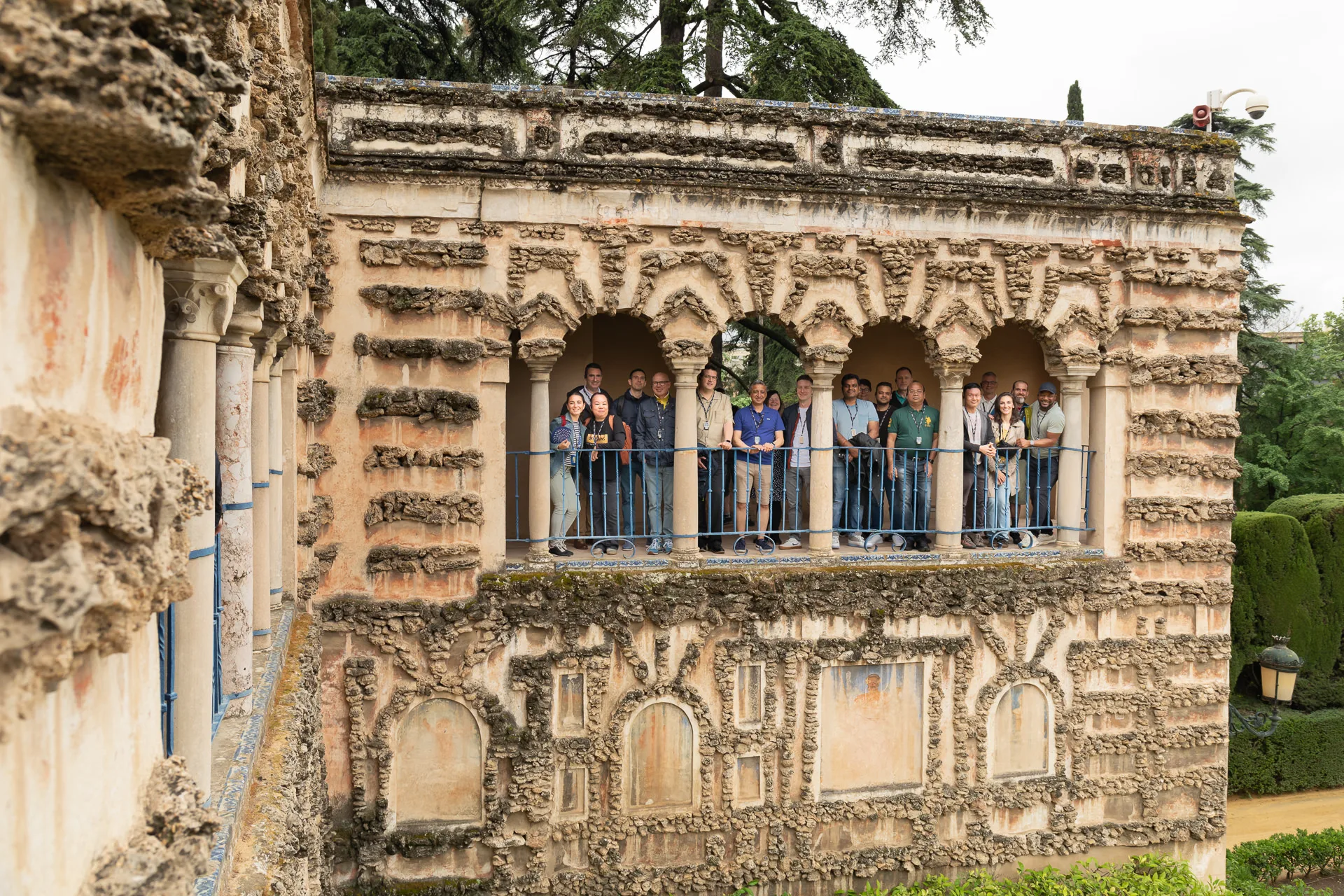 Participants aux fenêtres d’une façade Renaissance andalouse