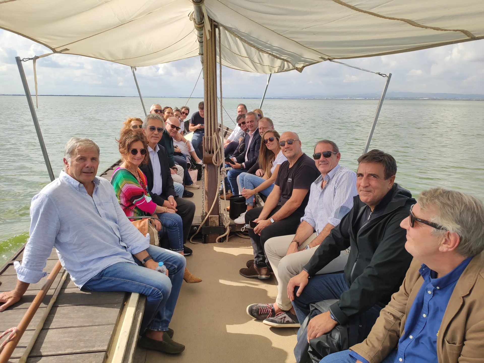 Participants embarqués sur un bateau à toit ouvert lors d’une sortie sur l’eau
