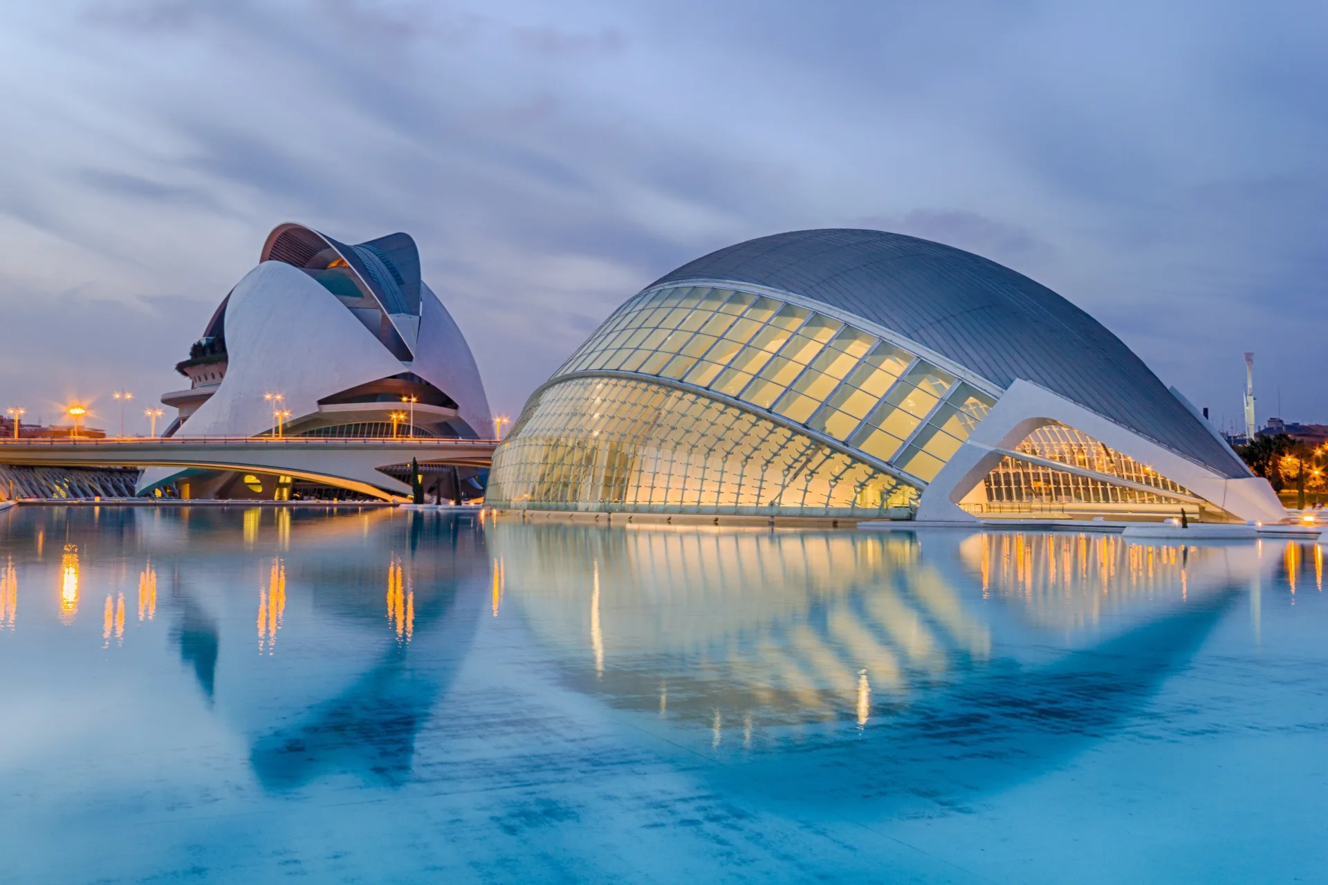 La Cité des arts et des sciences de Valence se reflétant dans son bassin au crépuscule