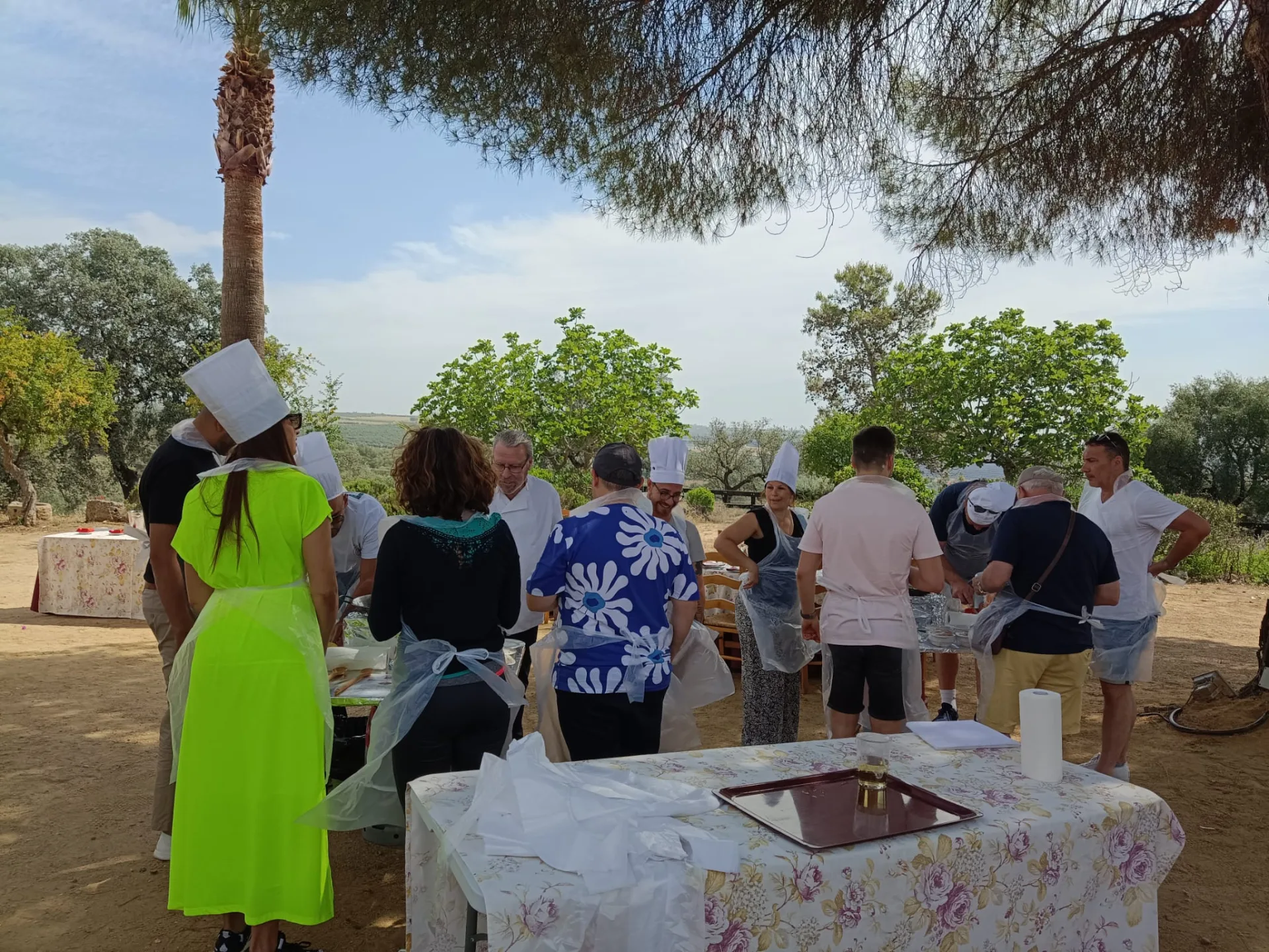 Atelier de cuisine en plein air animé par un chef pour un groupe