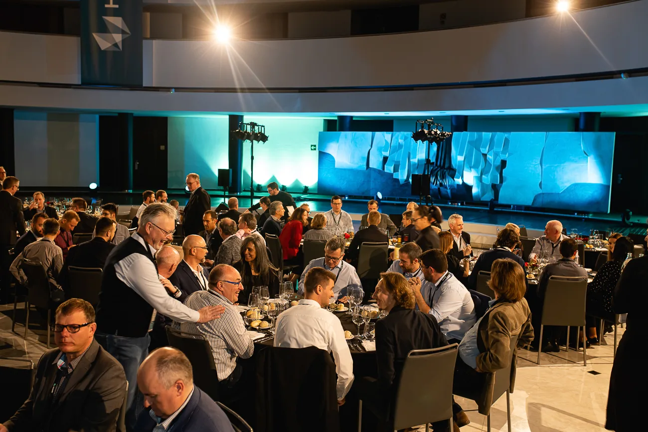 Salle plénière et grand écran pendant une convention d’entreprise