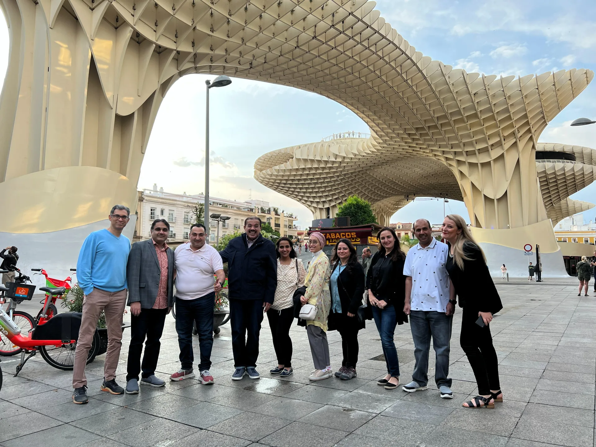 Groupe de participants posant sous les Setas de Séville