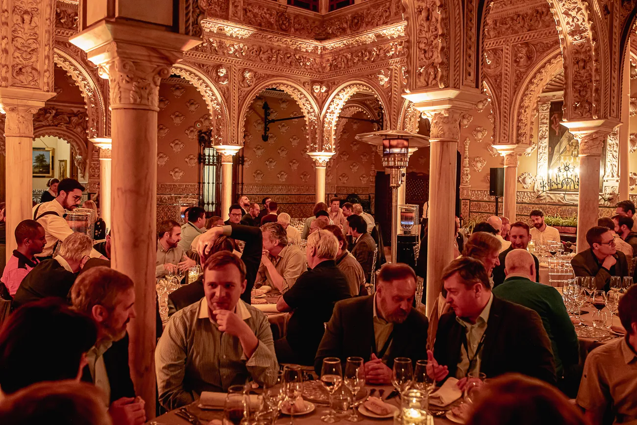 Dîner de gala sous les arcades illuminées d’un palais