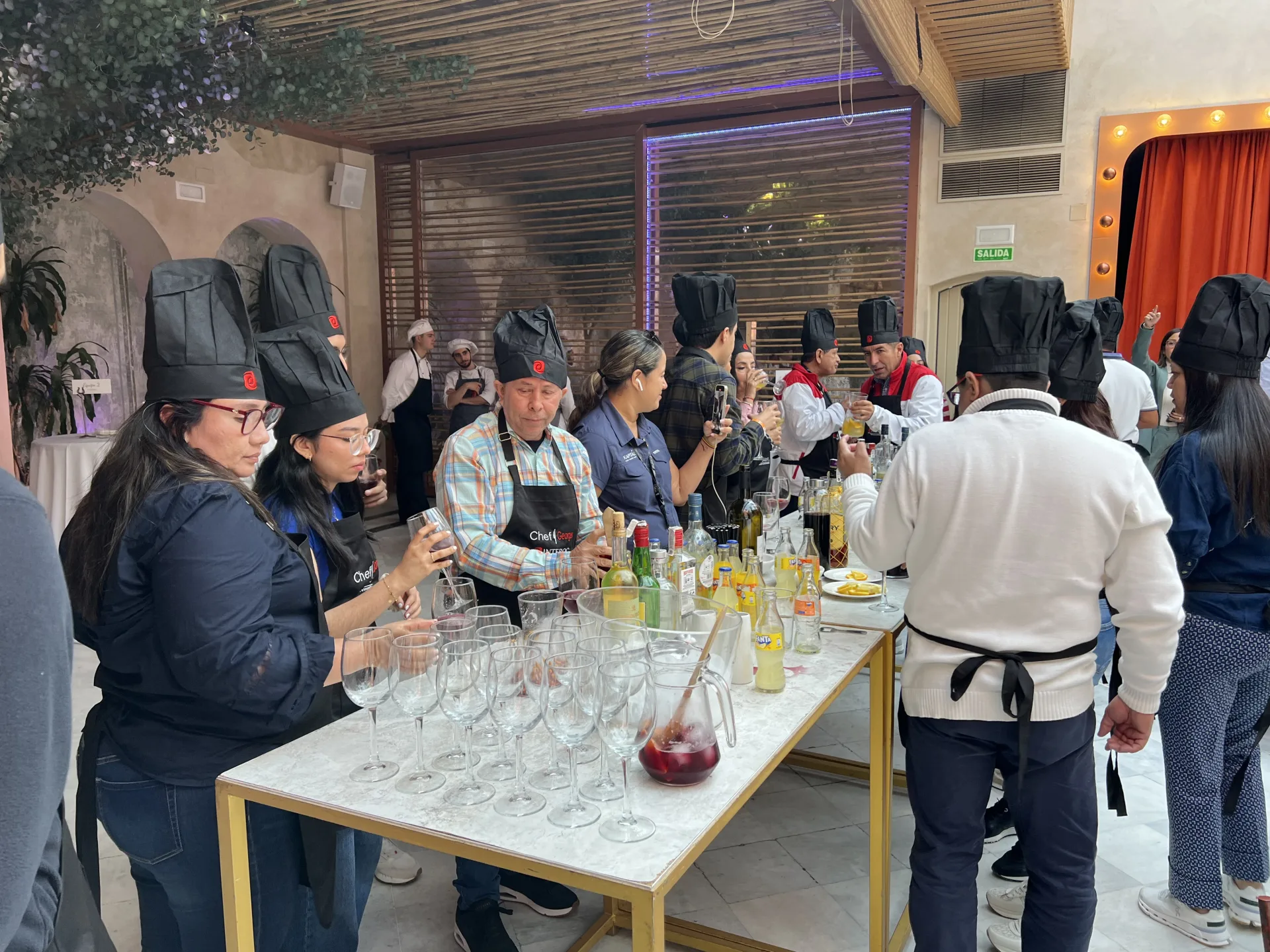 Atelier de cuisine et de cocktails animé pour un groupe