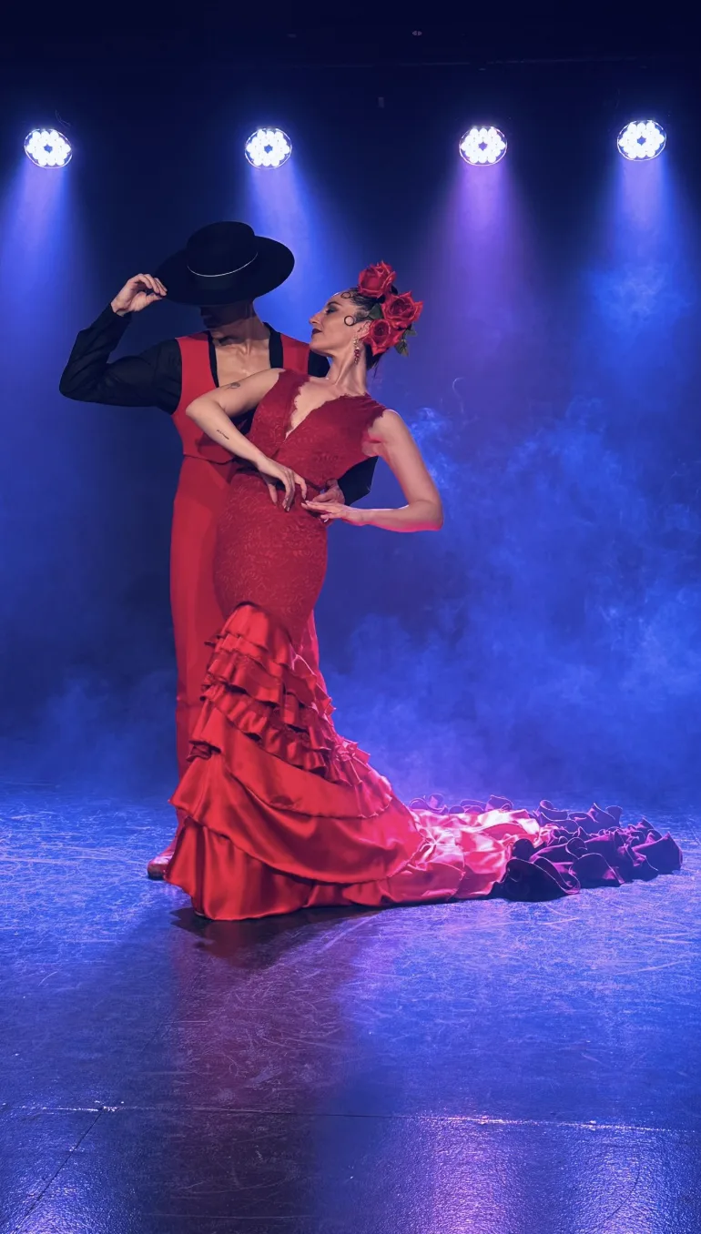 Danseuse de flamenco en robe rouge sur une scène éclairée