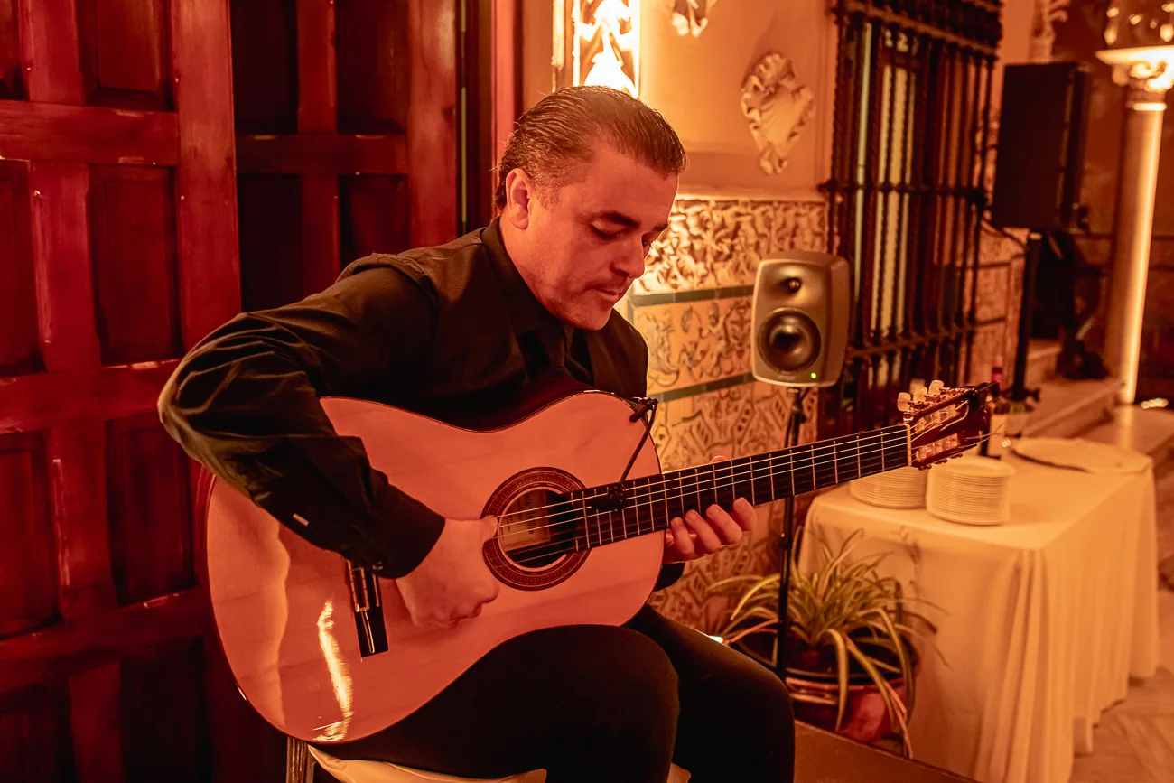 Guitariste flamenco jouant dans un patio andalou