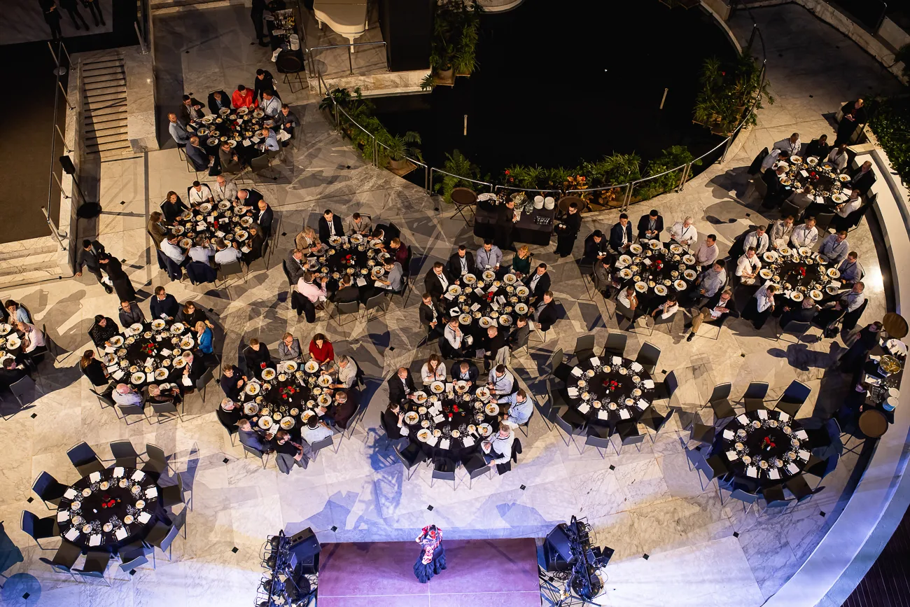 Vue plongeante sur un dîner-spectacle et ses tables rondes