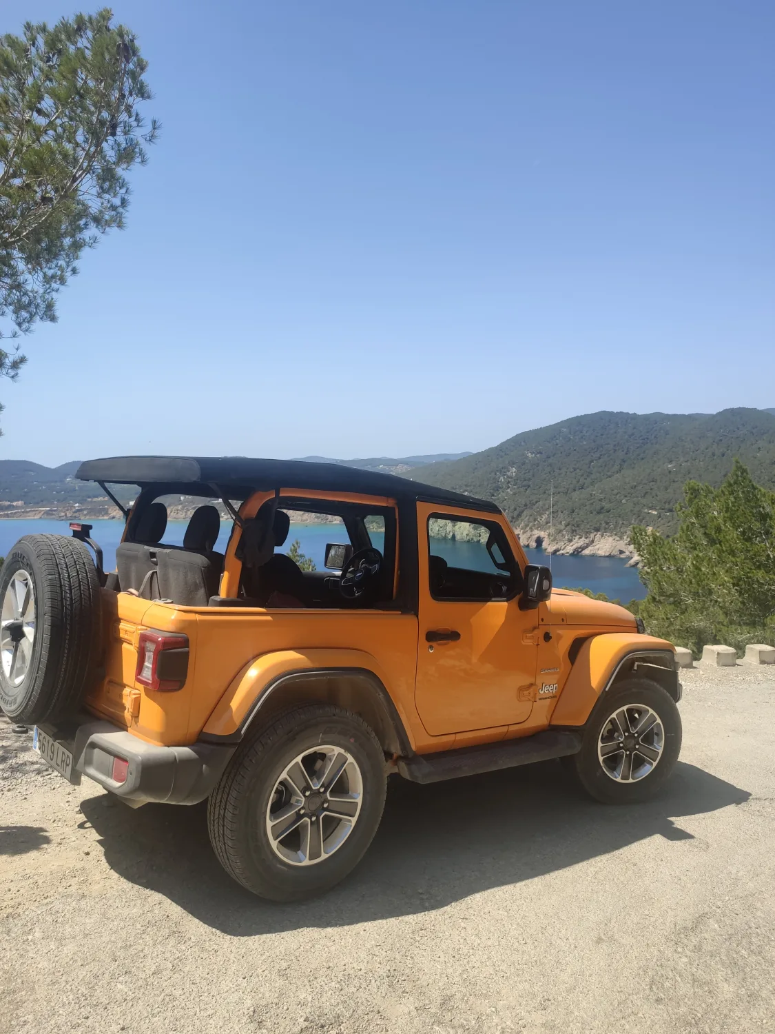4x4 décapotable orange en bord de mer, prêt pour une excursion