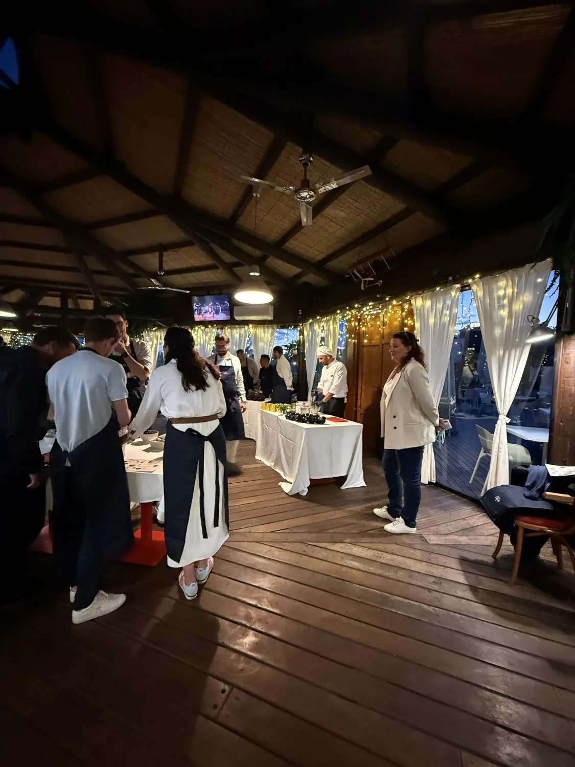 Buffet dressé sous une charpente en bois, personnel en service