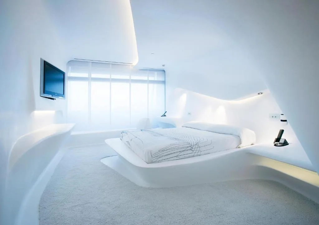 Chambre d’hôtel design aux formes blanches épurées