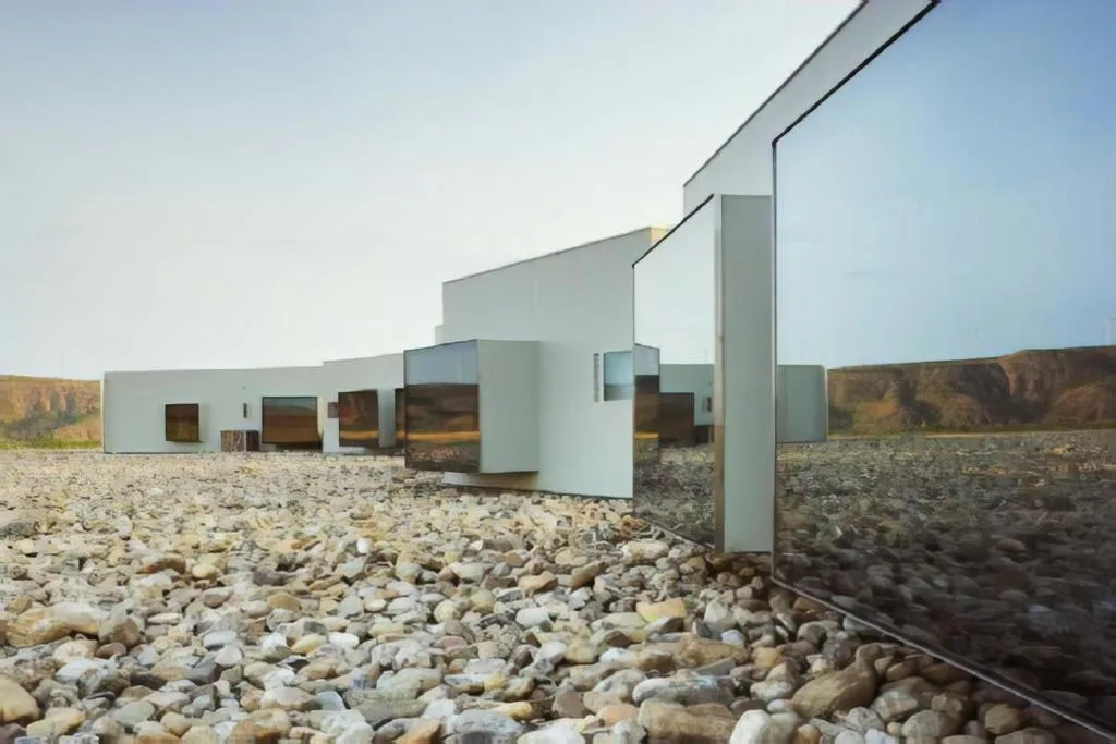 Hôtel design blanc posé sur un lit de galets