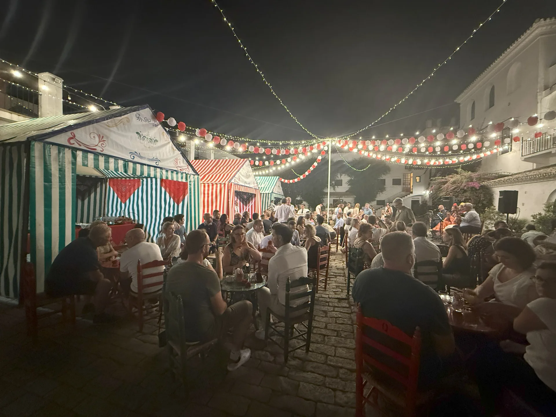 Casetas et guirlandes d’une feria andalouse en soirée
