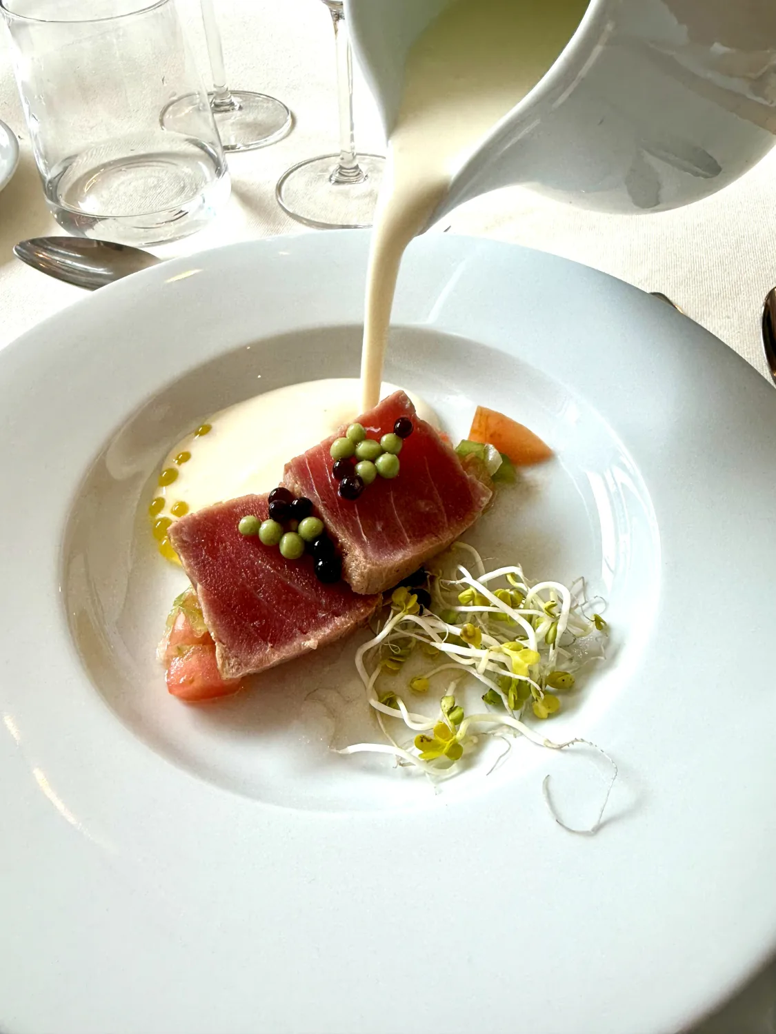 Assiette gastronomique dressée, sauce versée au moment du service
