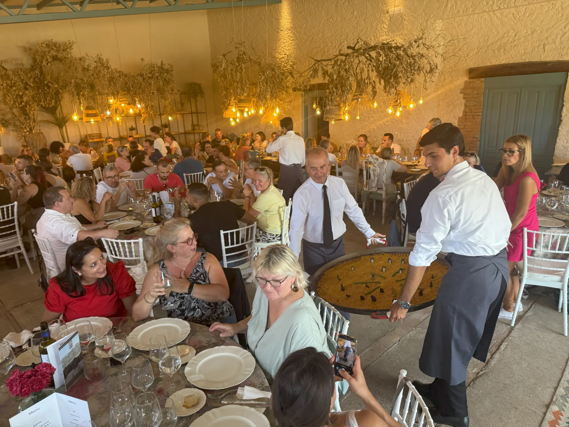 Service d’une paella géante lors d’un déjeuner de groupe