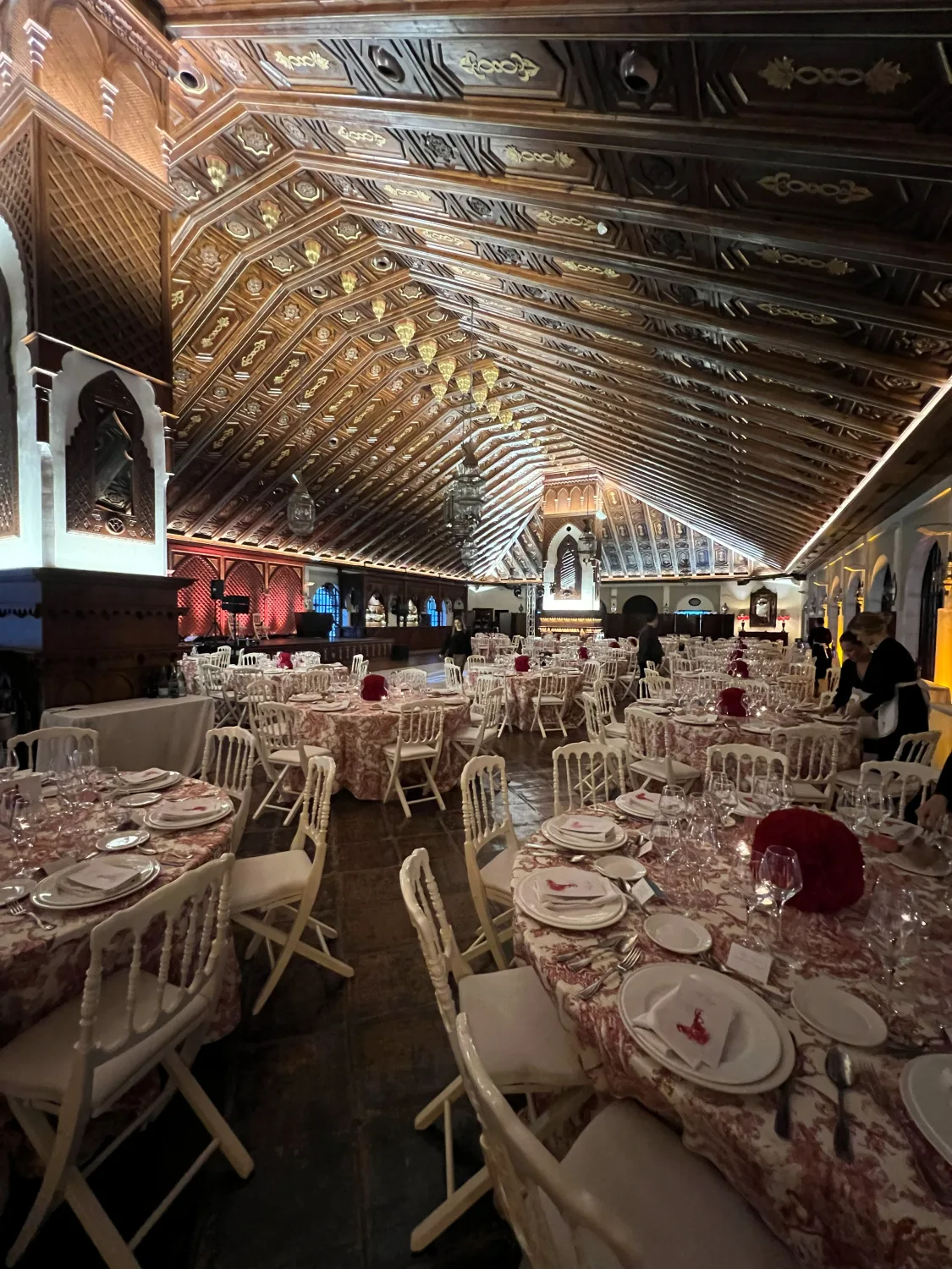Banquet dressé dans une salle voûtée aux plafonds peints