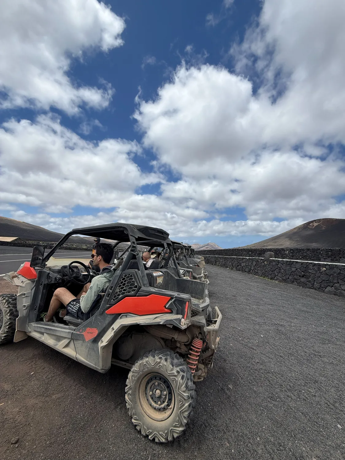 Buggy tout-terrain sur une route volcanique de Lanzarote