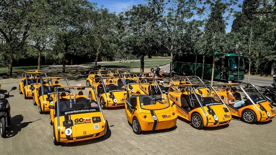 Flotte de petites voitures jaunes de découverte urbaine alignées avant un rallye