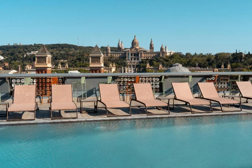 Piscine et transats face au Palais national de Montjuïc, à Barcelone