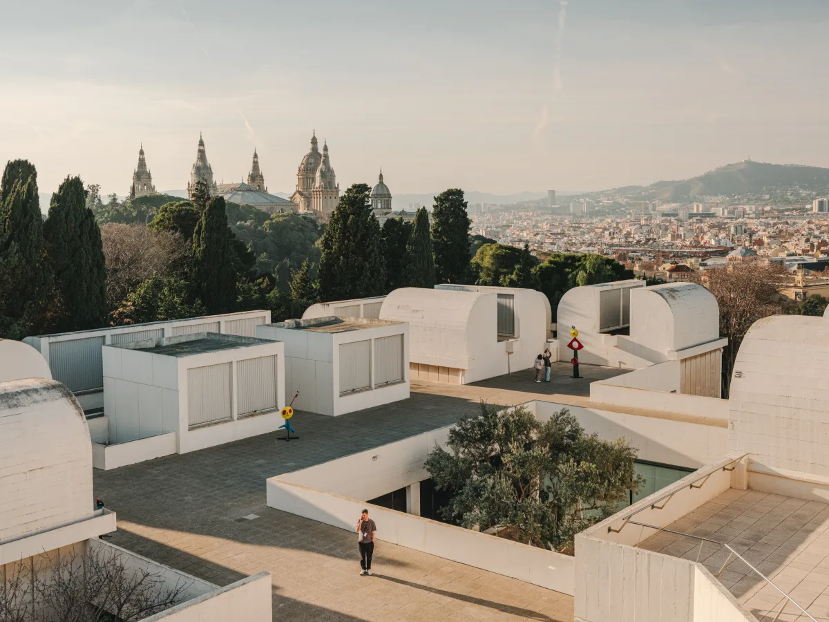Terrasse panoramique dominant Barcelone au crépuscule
