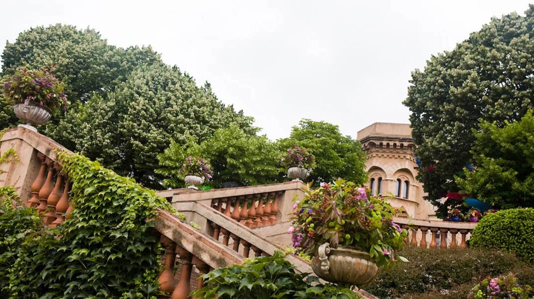 Jardins historiques et pavillon ancien dans un parc de Barcelone