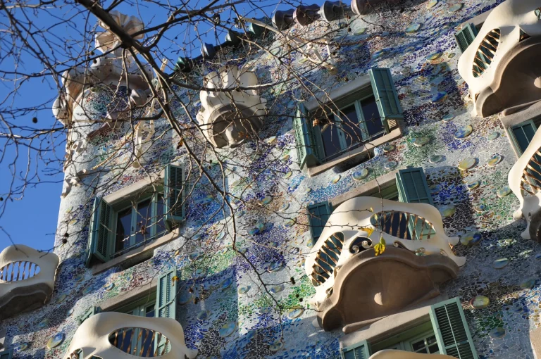 Façade en mosaïque colorée d'un immeuble moderniste barcelonais